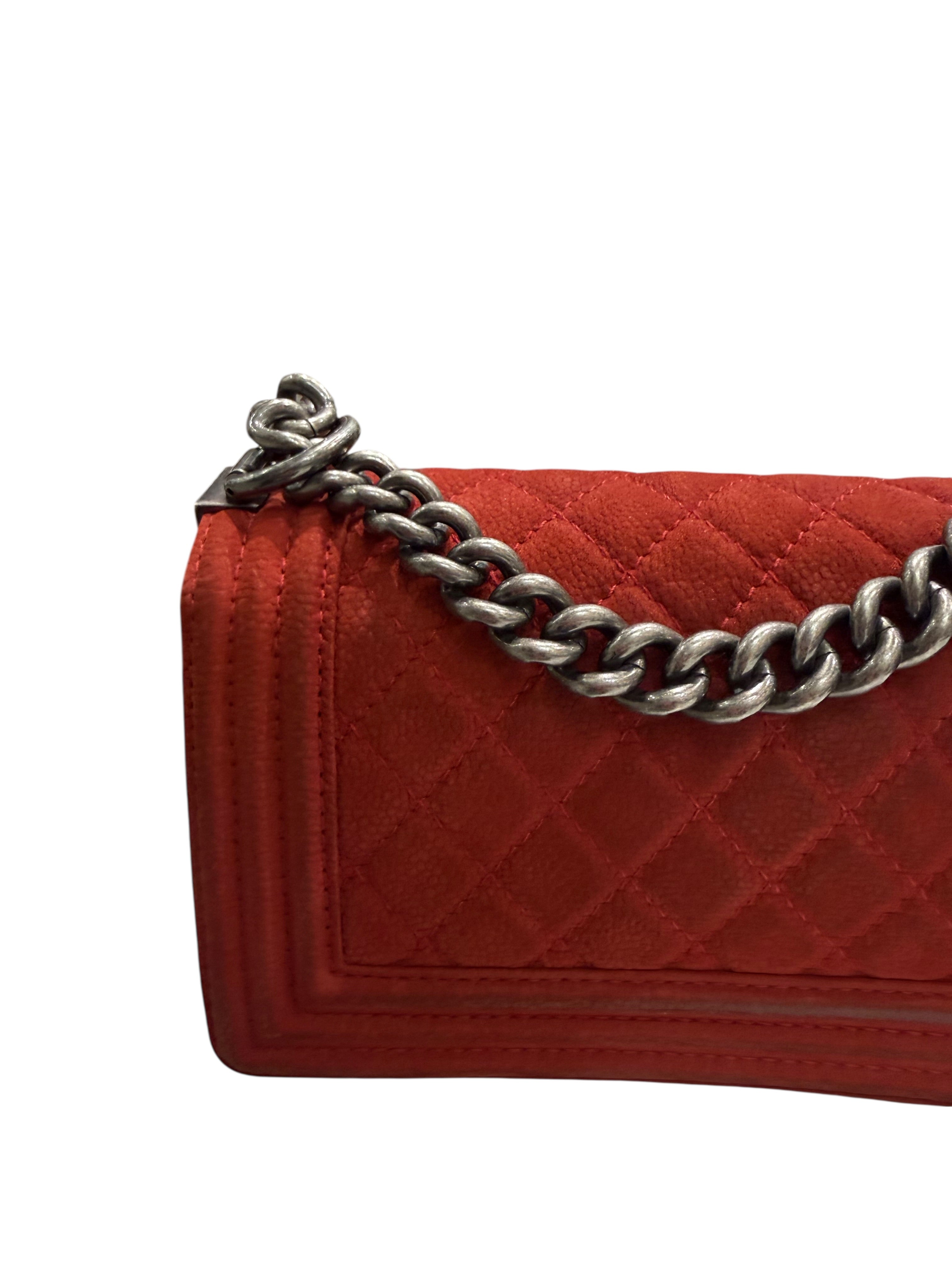 Chanel – Sac Boy Small En Veau Suédé Rouge | Les Folies d’Eugénie