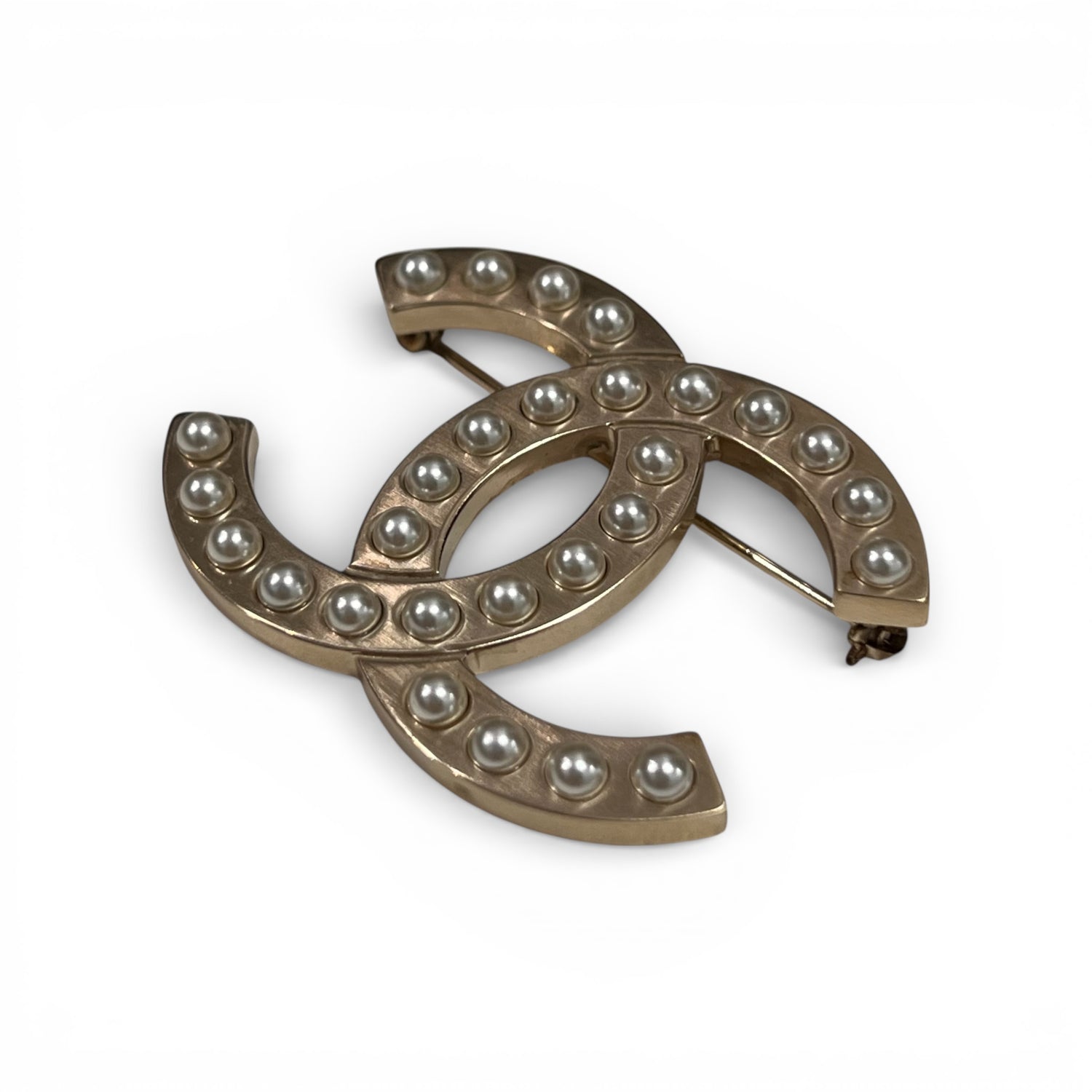 Chanel - Broche CC à perles