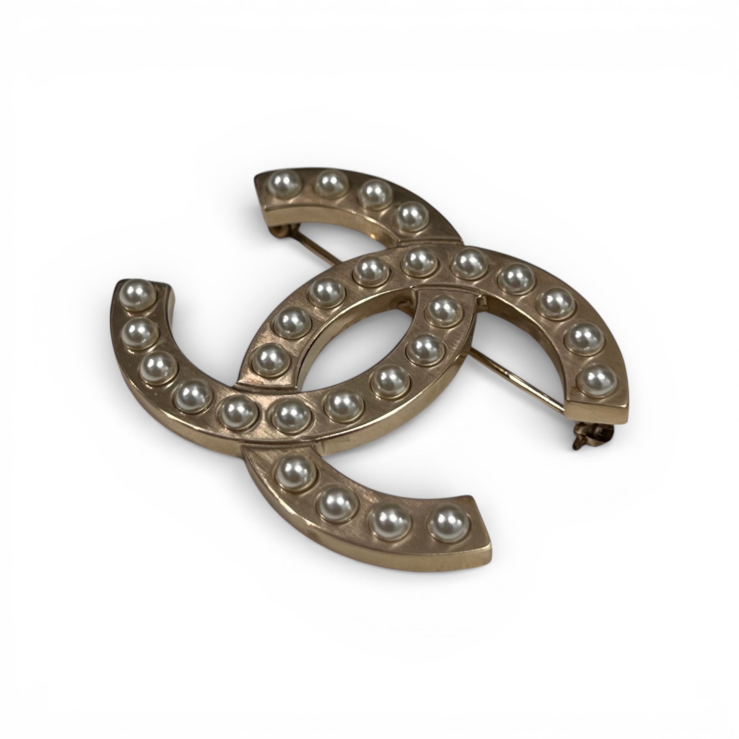 Chanel - Broche CC à perles