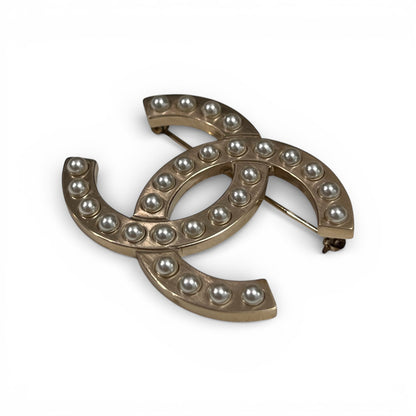 Chanel - Broche CC à perles