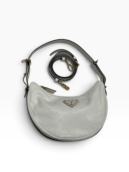 PRADA - Sac Arqué en cuir vernis blanc