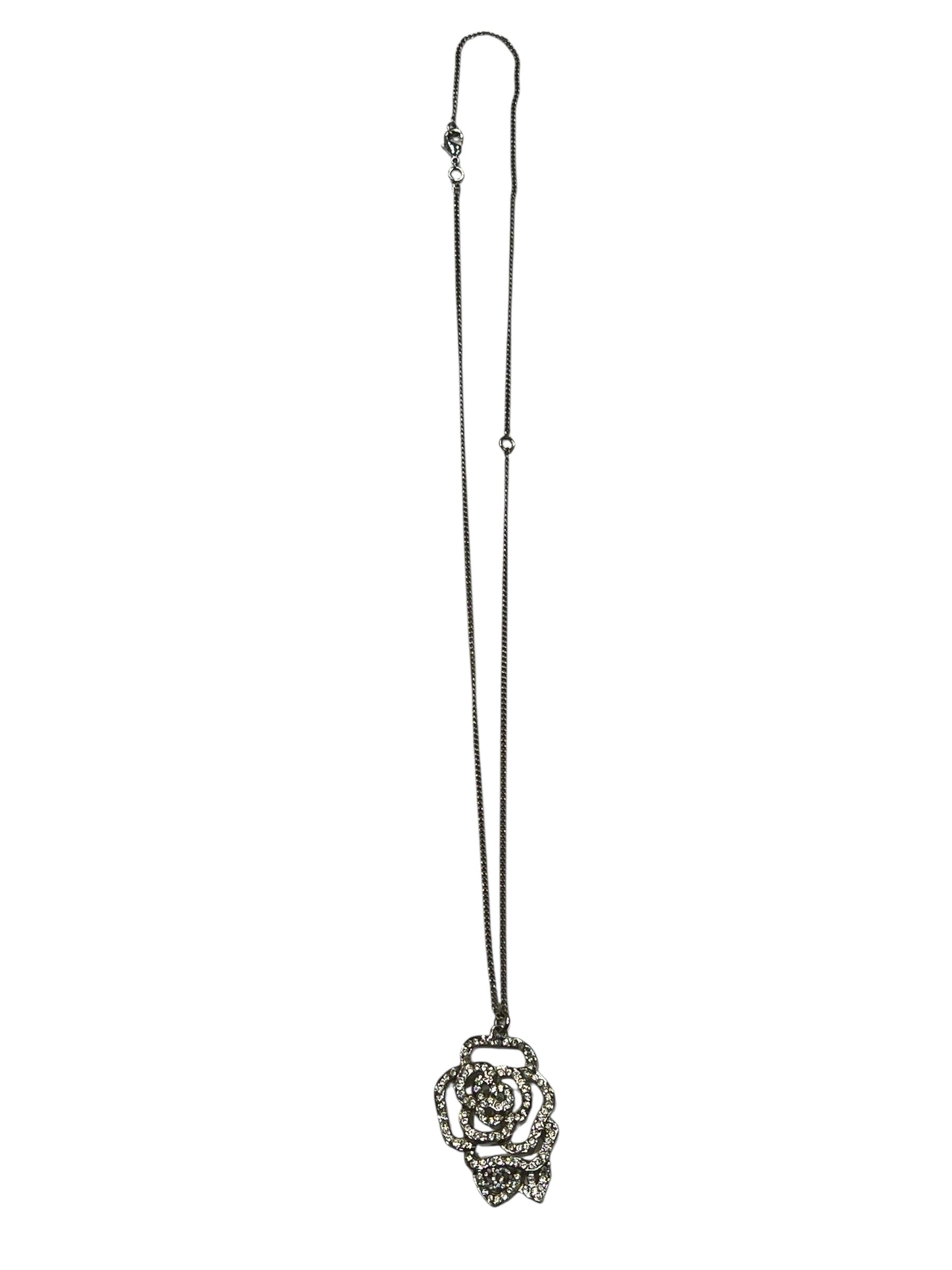 Chanel Collier Chaîne Métal Argenté Camélia et CC Strass | Les Folies d’Eugénie