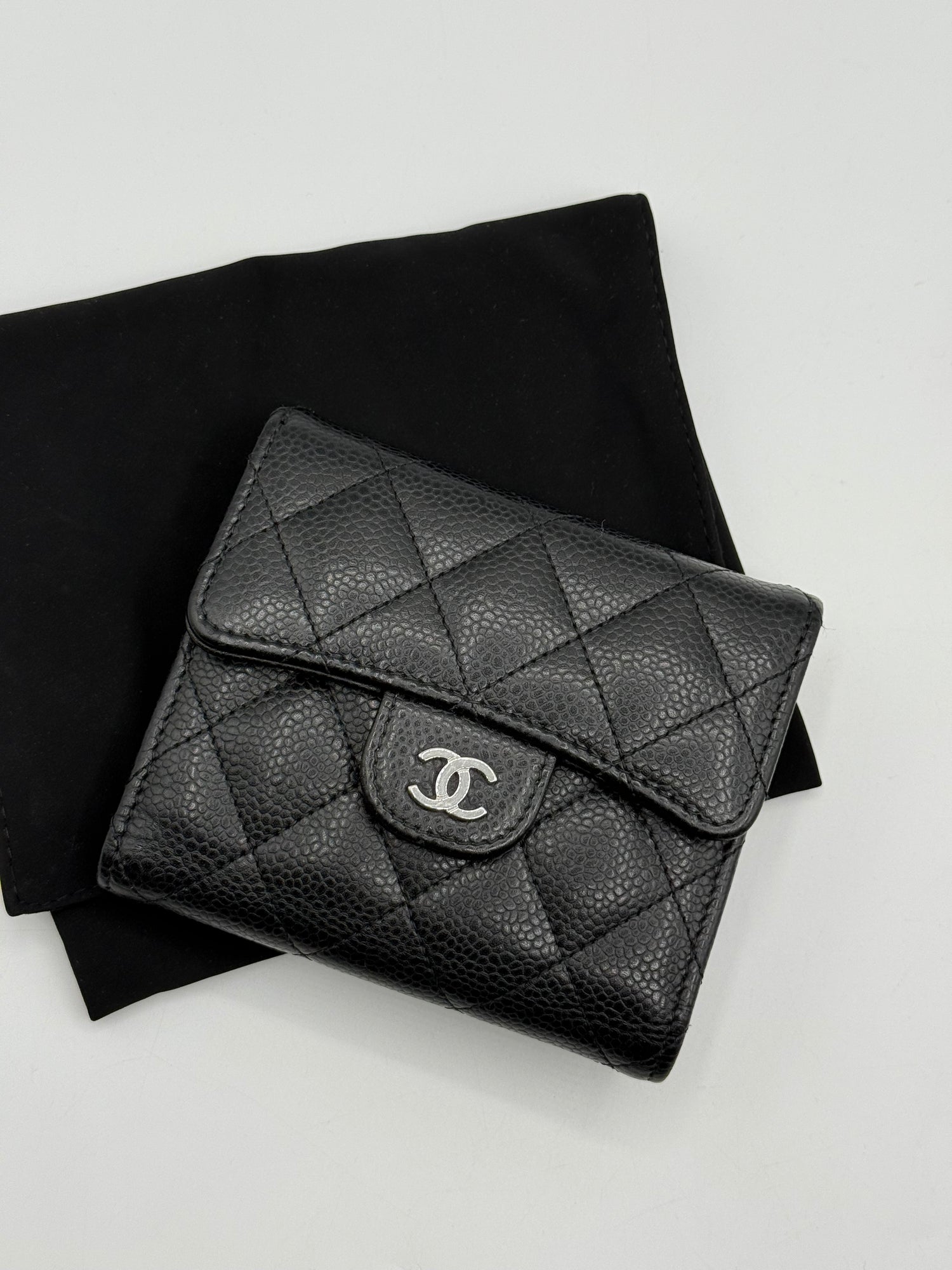 Chanel - Portefeuille à rabat PM caviar noir