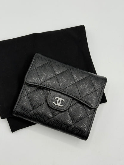 Chanel - Portefeuille à rabat PM caviar noir