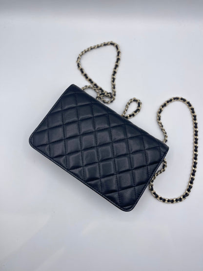 Chanel - Portafoglio con catena nero e camelia in edizione limitata