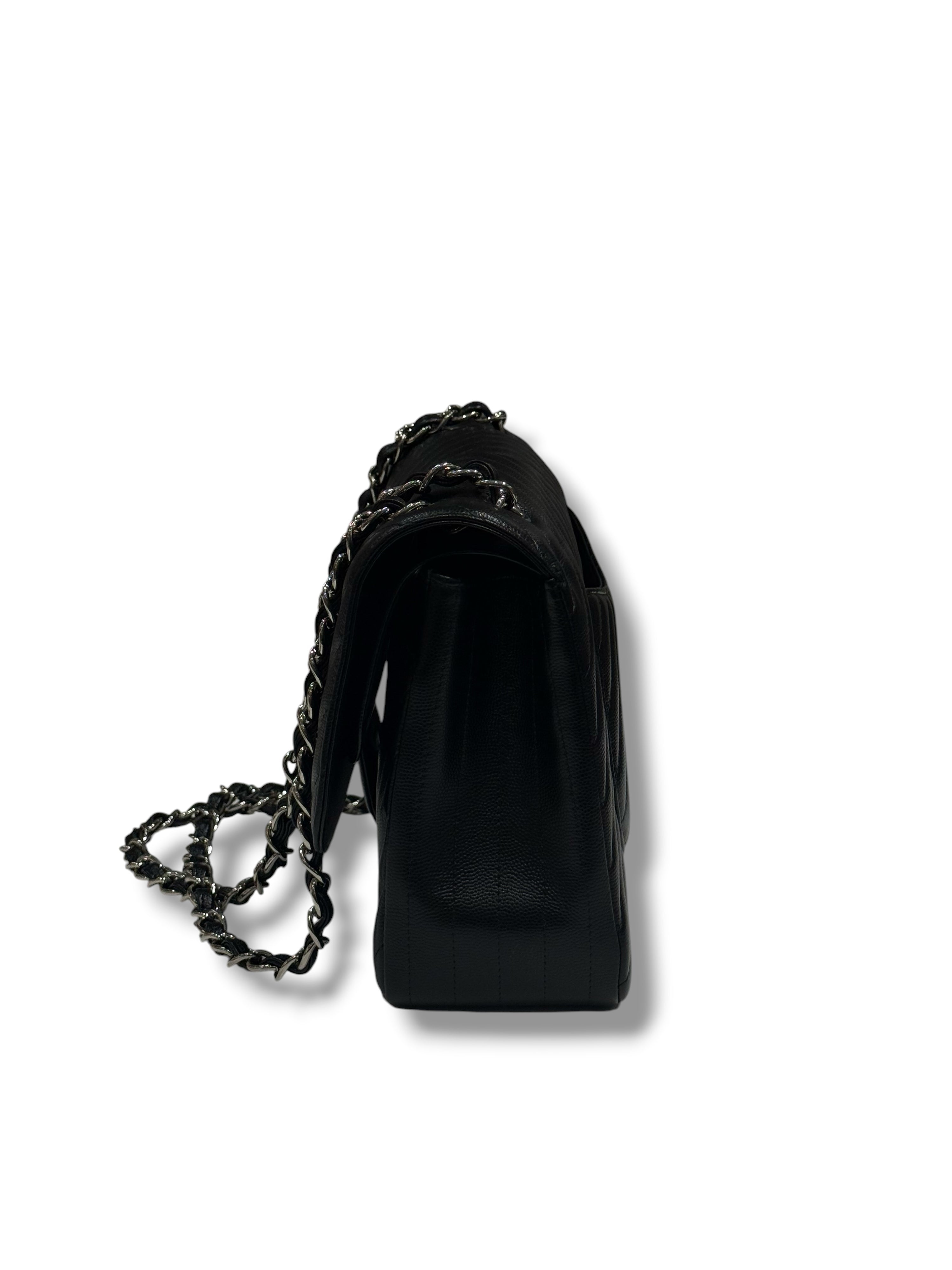 Chanel - Sac Jumbo noir cuir caviar chevron