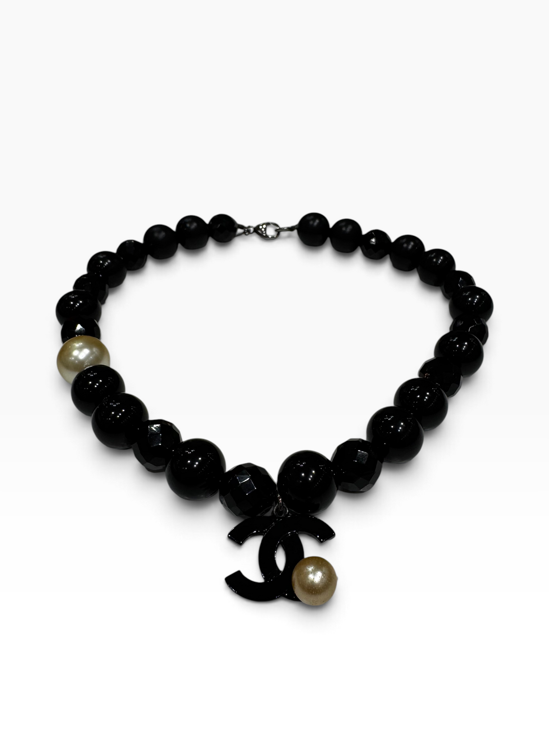 Chanel - Collier CC en perles noires et perles nacrées