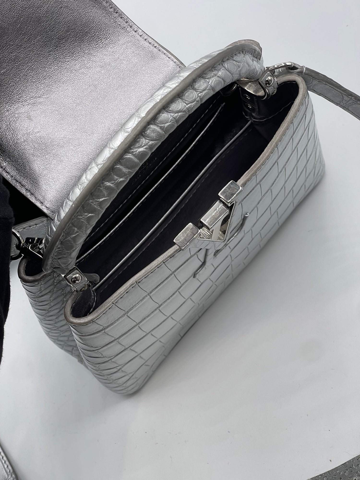 Louis Vuitton - Sac Capucines alligator Silver