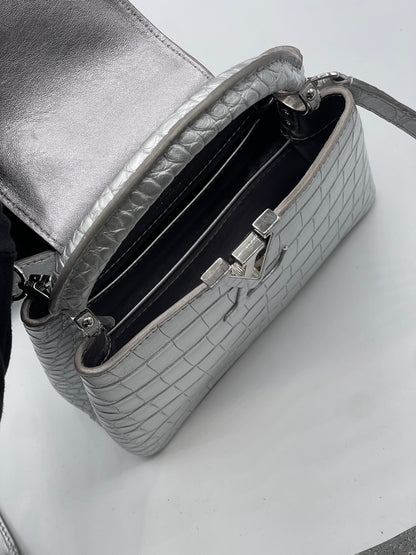 Louis Vuitton - Sac Capucines alligator Silver