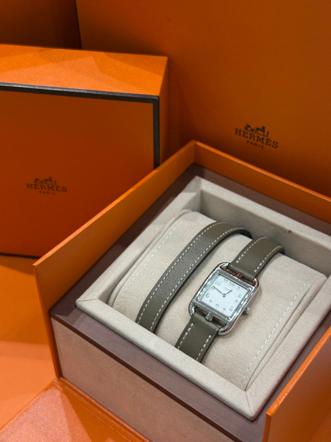 Hermès - Montre Cape Cod PM Double Tour en cuir de veau Swift couleur Étoupe