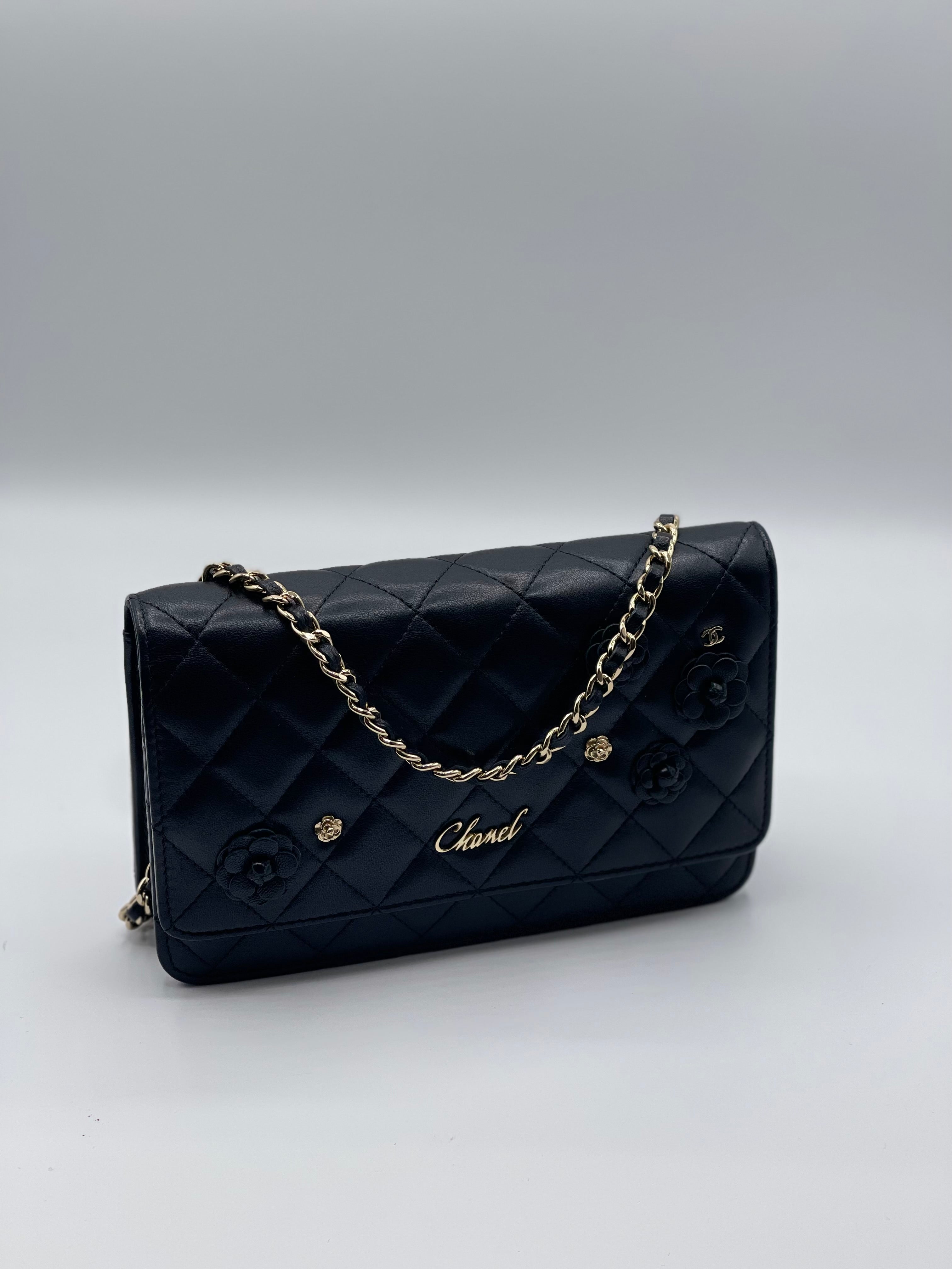 Chanel - Portafoglio con catena nero e camelia in edizione limitata