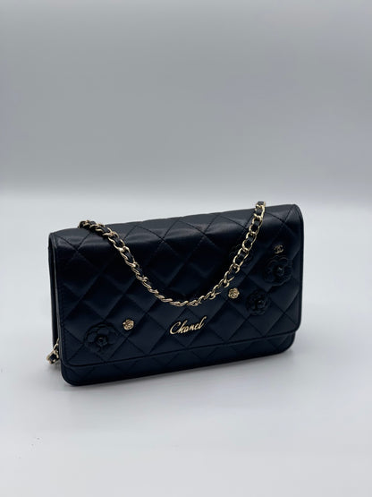 Chanel - Portafoglio con catena nero e camelia in edizione limitata