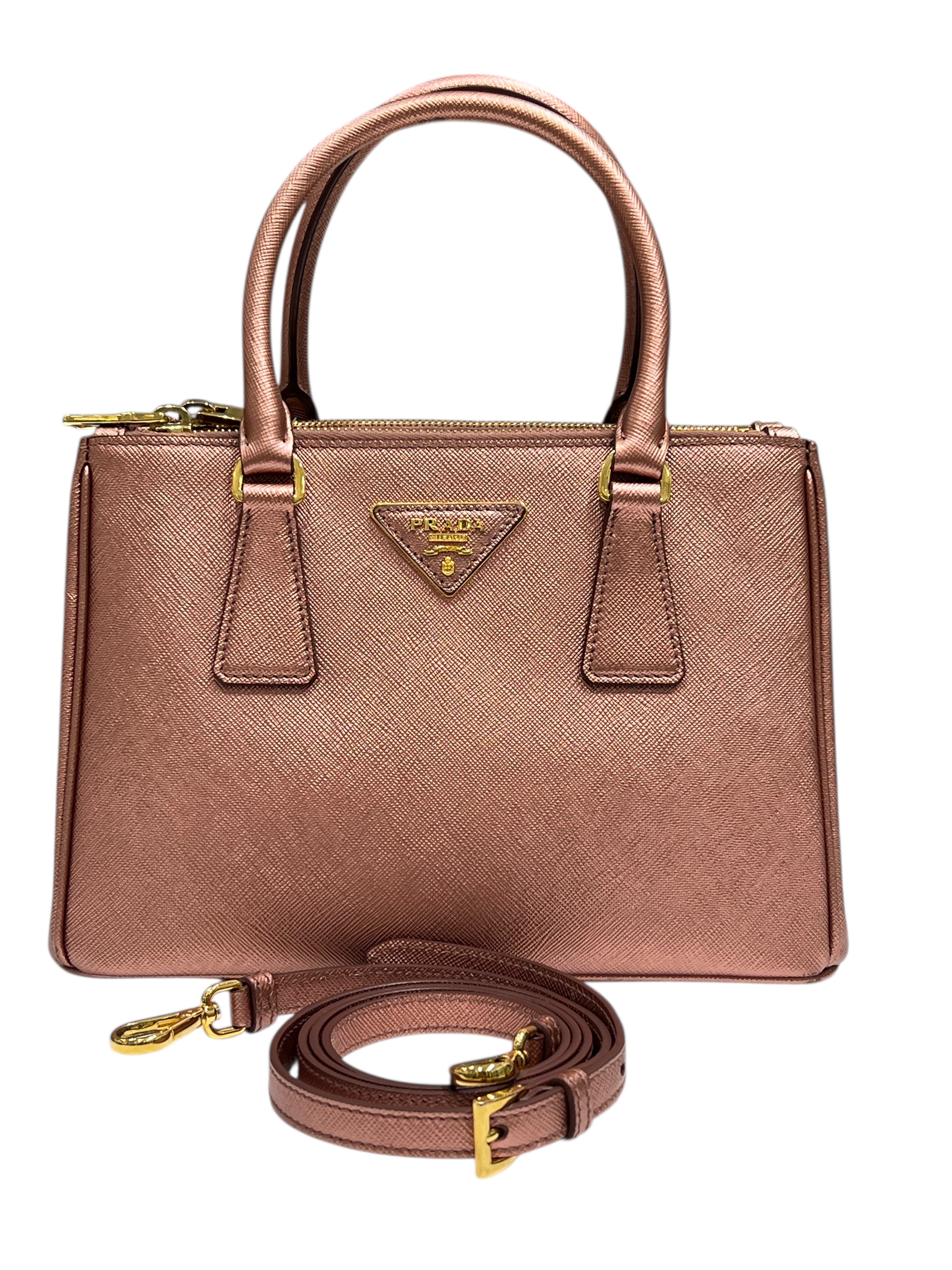 Prada / sac galleria PM cuir saffiano rose foncé irisé
