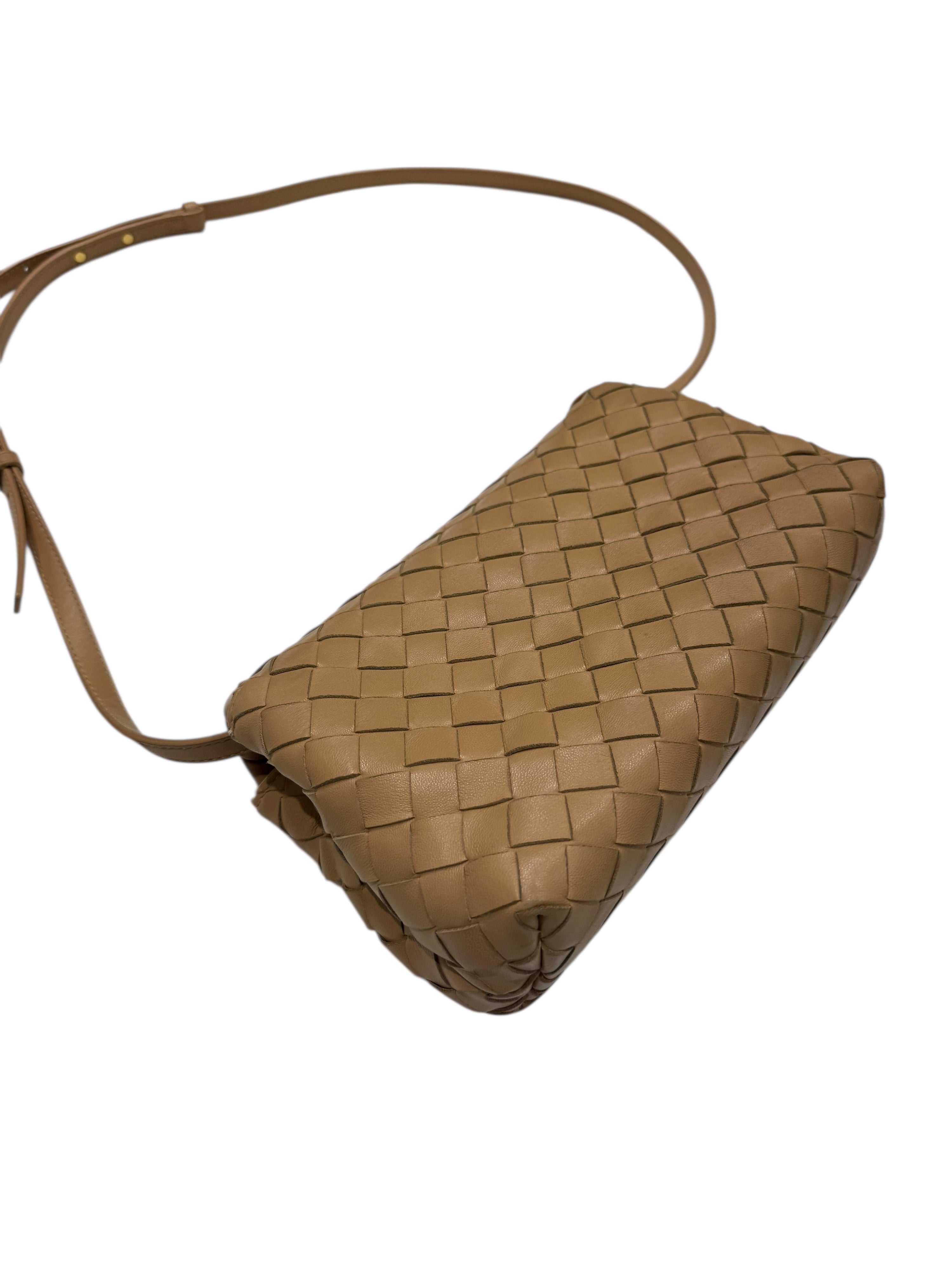 Bottega Veneta - Schultertasche aus geflochtenem beigem Leder