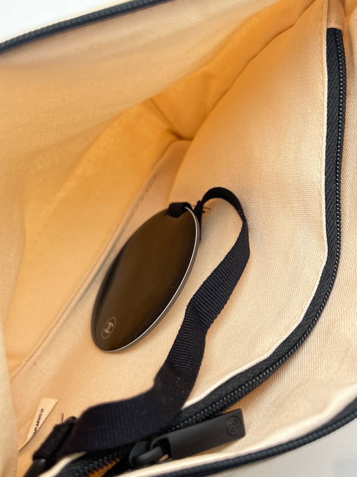 Chanel – Beigefarbene Clutch mit Spiegel