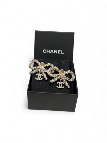 Chanel - Boucles d’oreilles noeud, strass et perles
