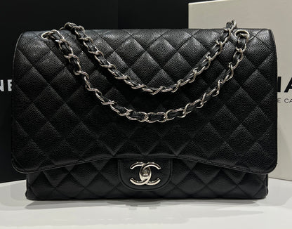 Chanel - bolso clásico maxi jumbo de piel de caviar negro