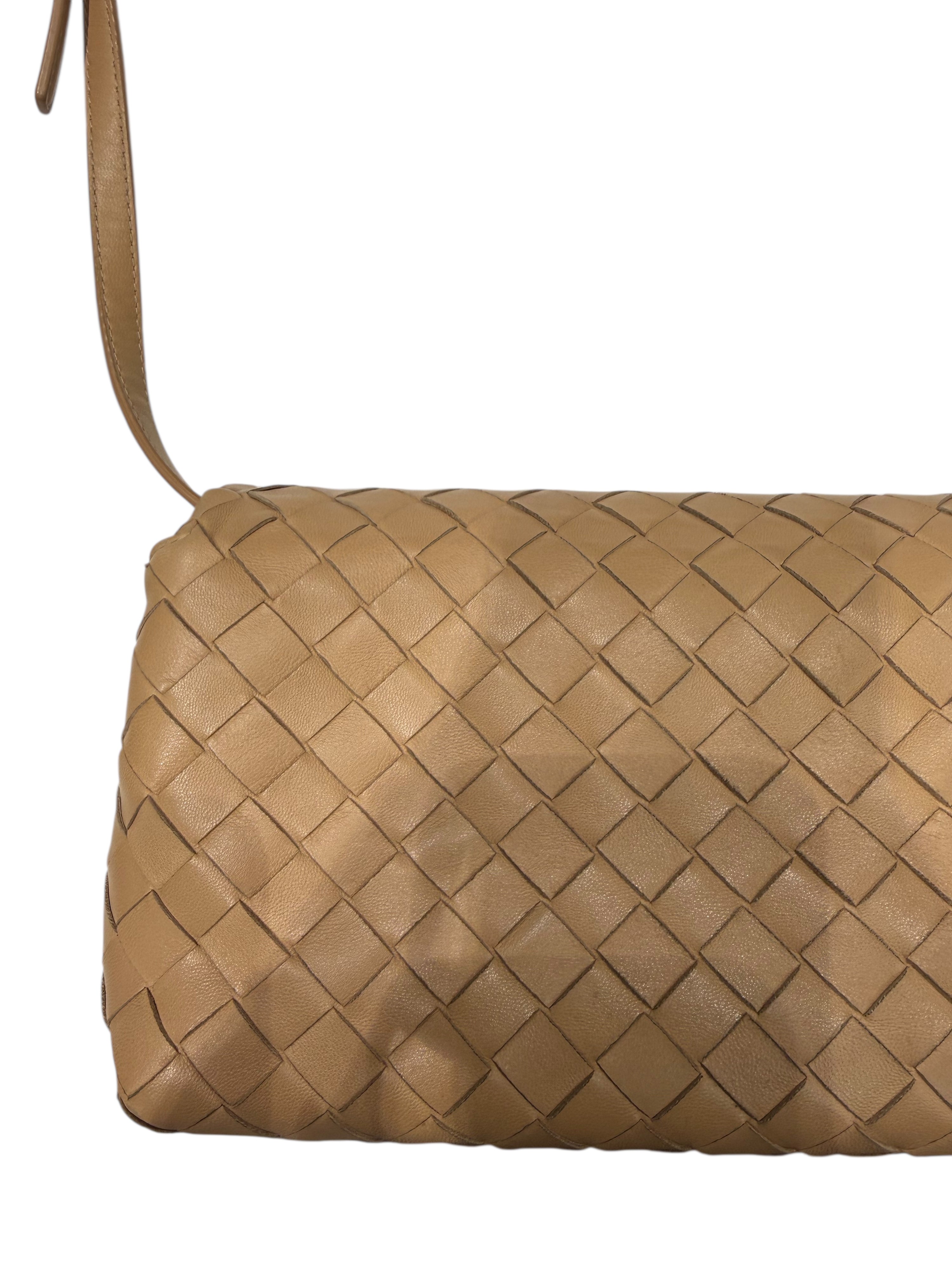 Bottega Veneta - Schultertasche aus geflochtenem beigem Leder