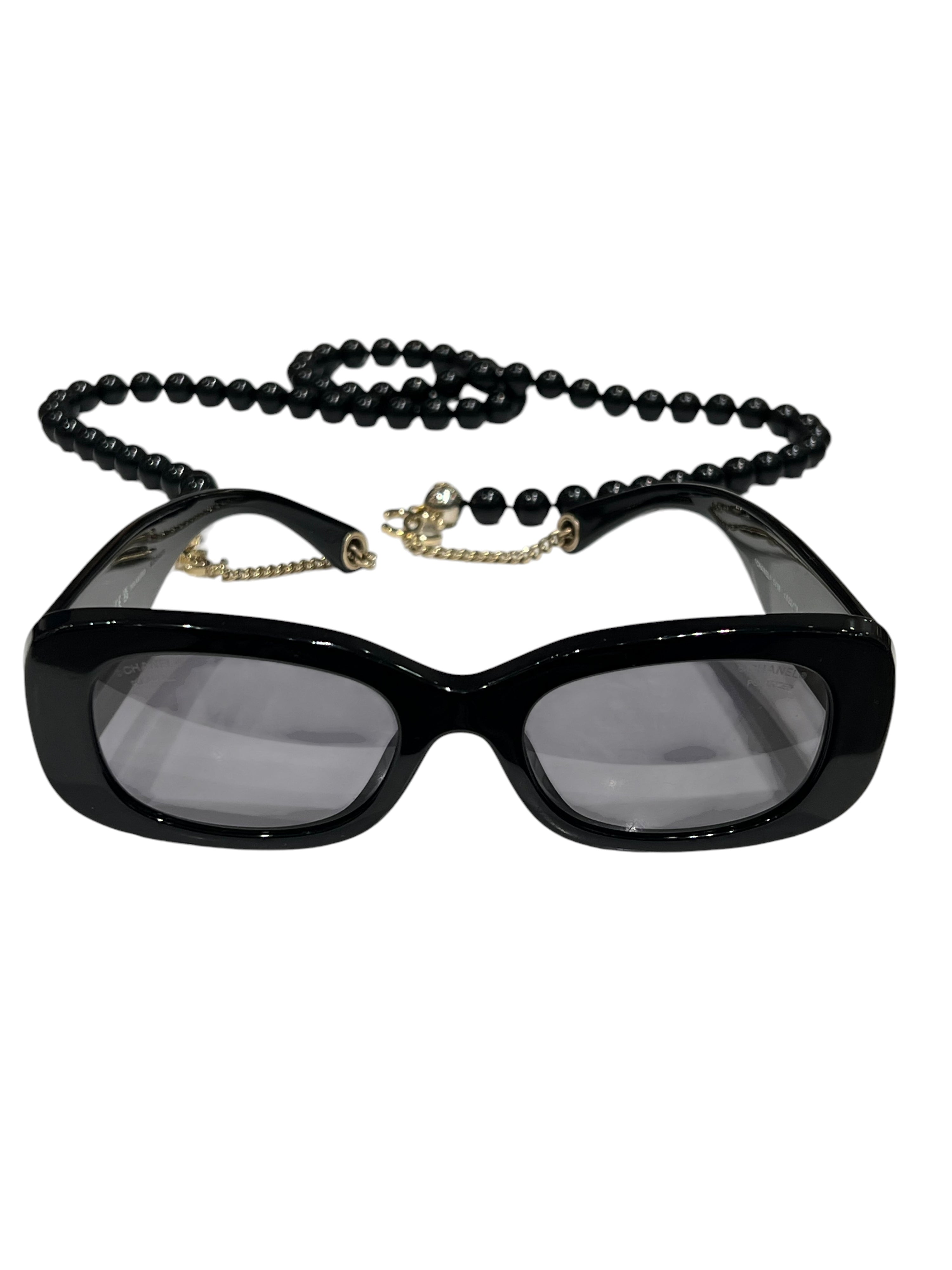 Chanel – Schwarze Sonnenbrille mit Perlenkette