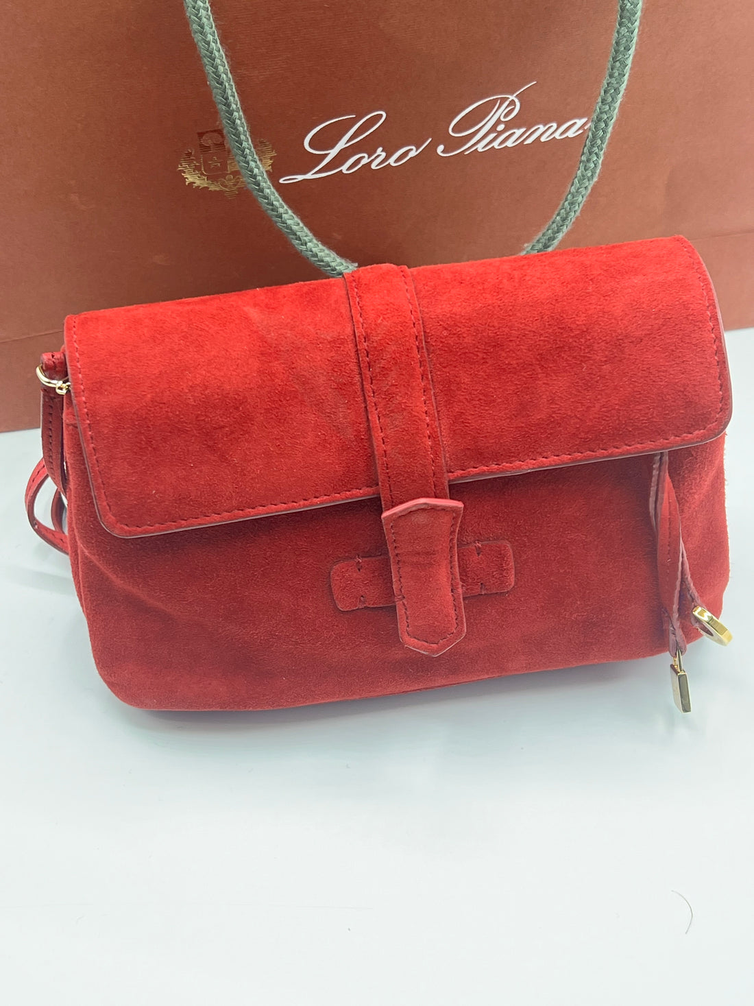 Loro Piana - kleine Schultertasche aus rotem Wildleder
