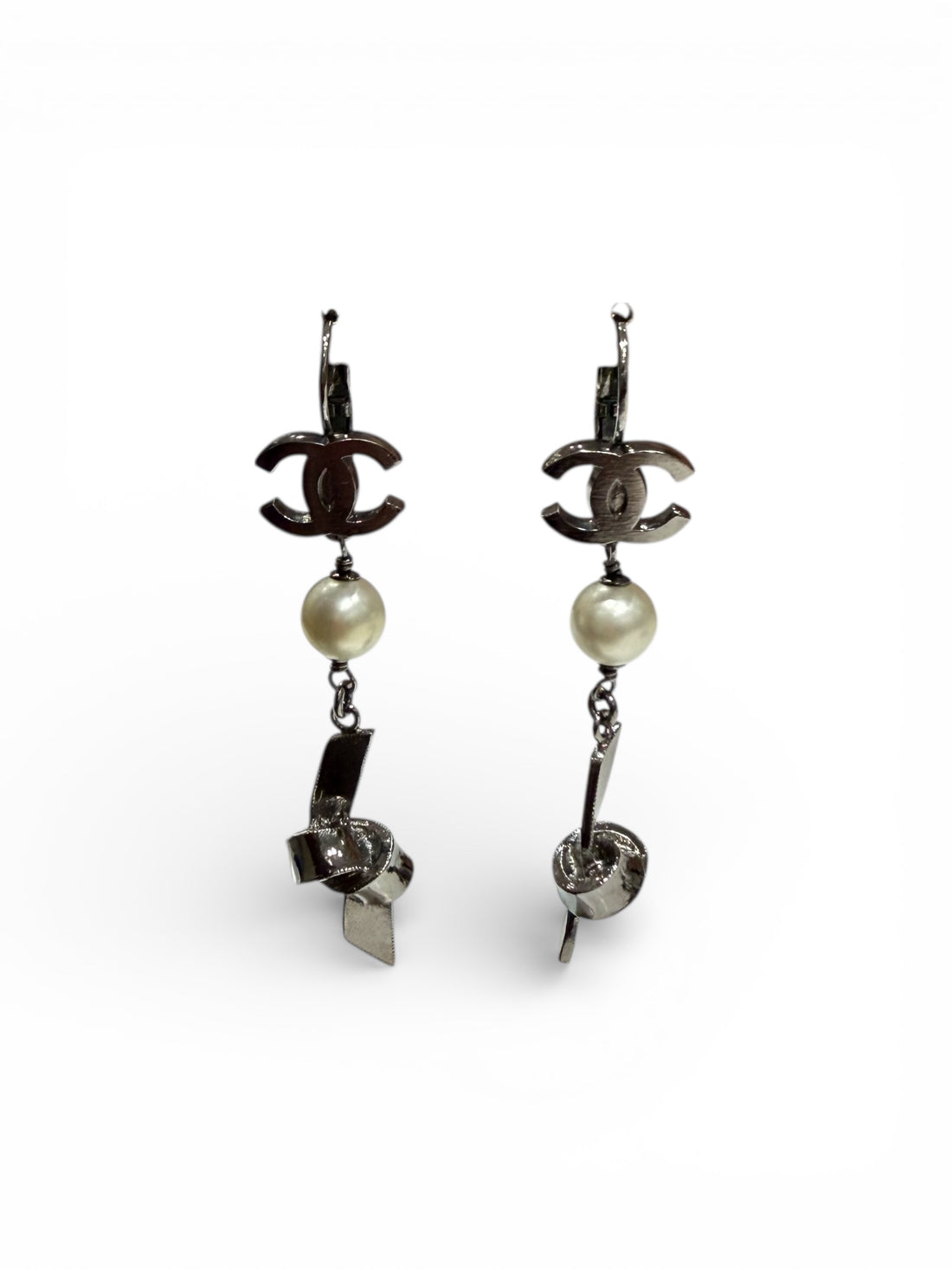 Chanel - Boucles d’oreilles logo perles et ruban