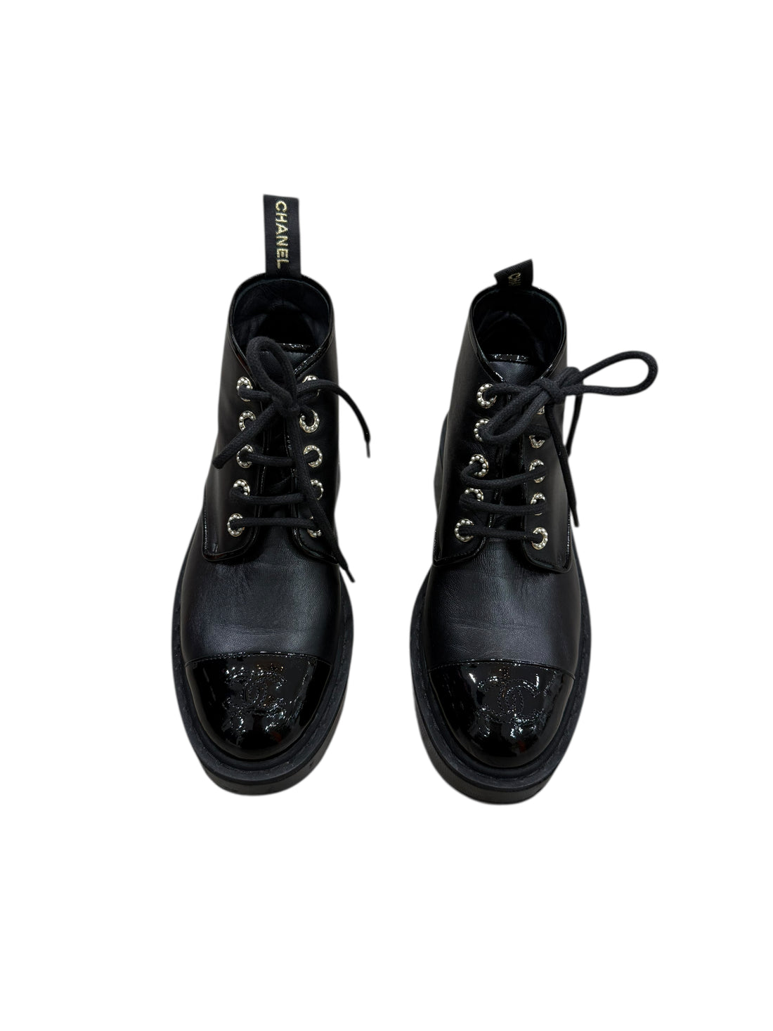 Chanel - Bottines en cuir à lacet, détail de perles sur les œillets T38,5