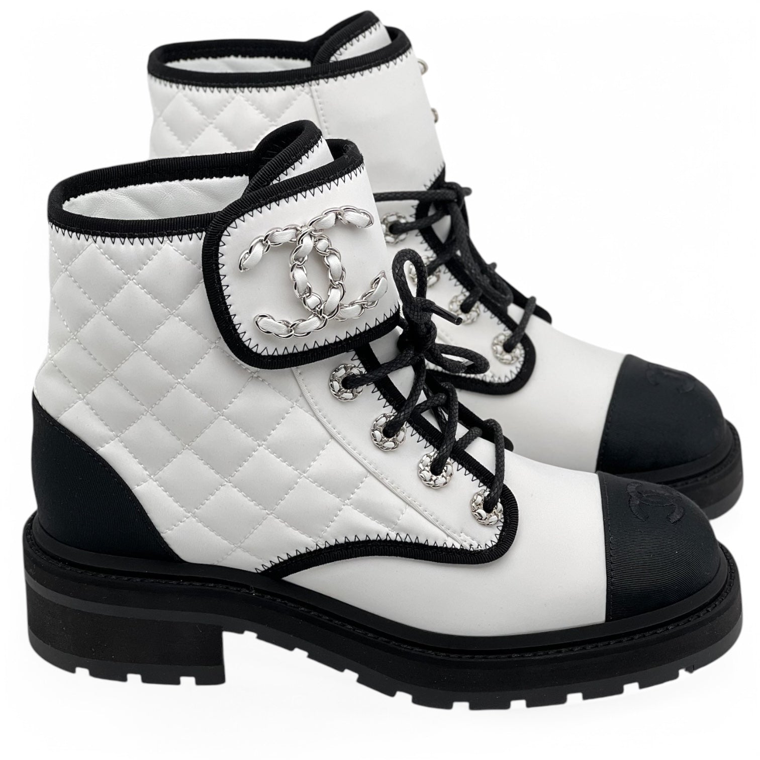 Chanel - Bottes matelassées bicolores  T37,5C