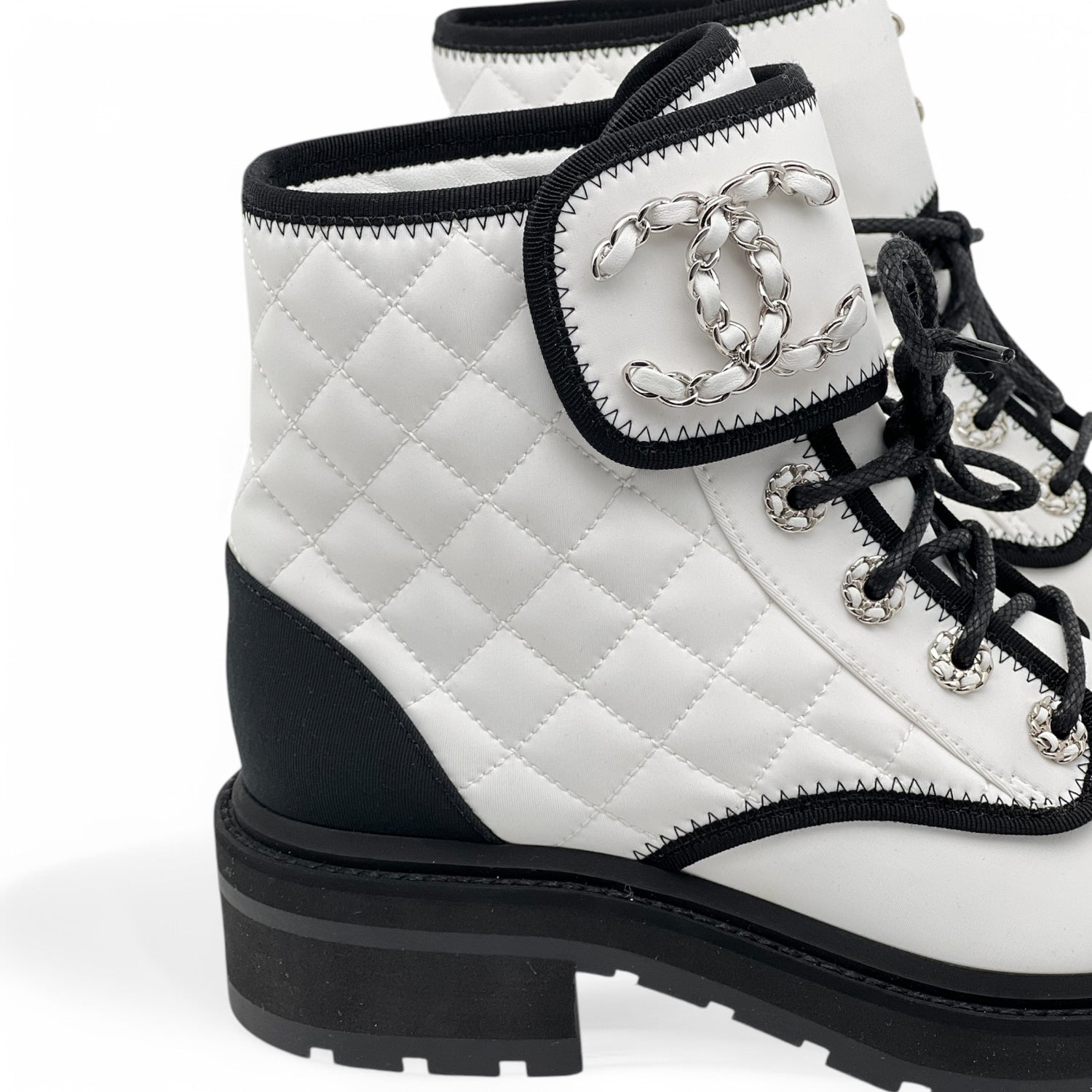 Chanel - Bottes matelassées bicolores  T37,5C