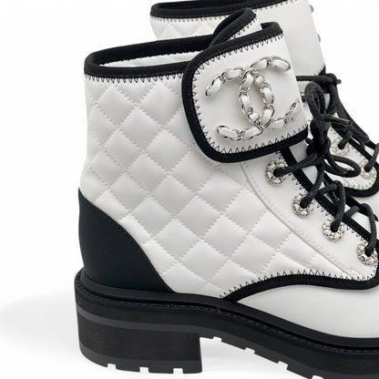 Chanel - Bottes matelassées bicolores  T37,5C
