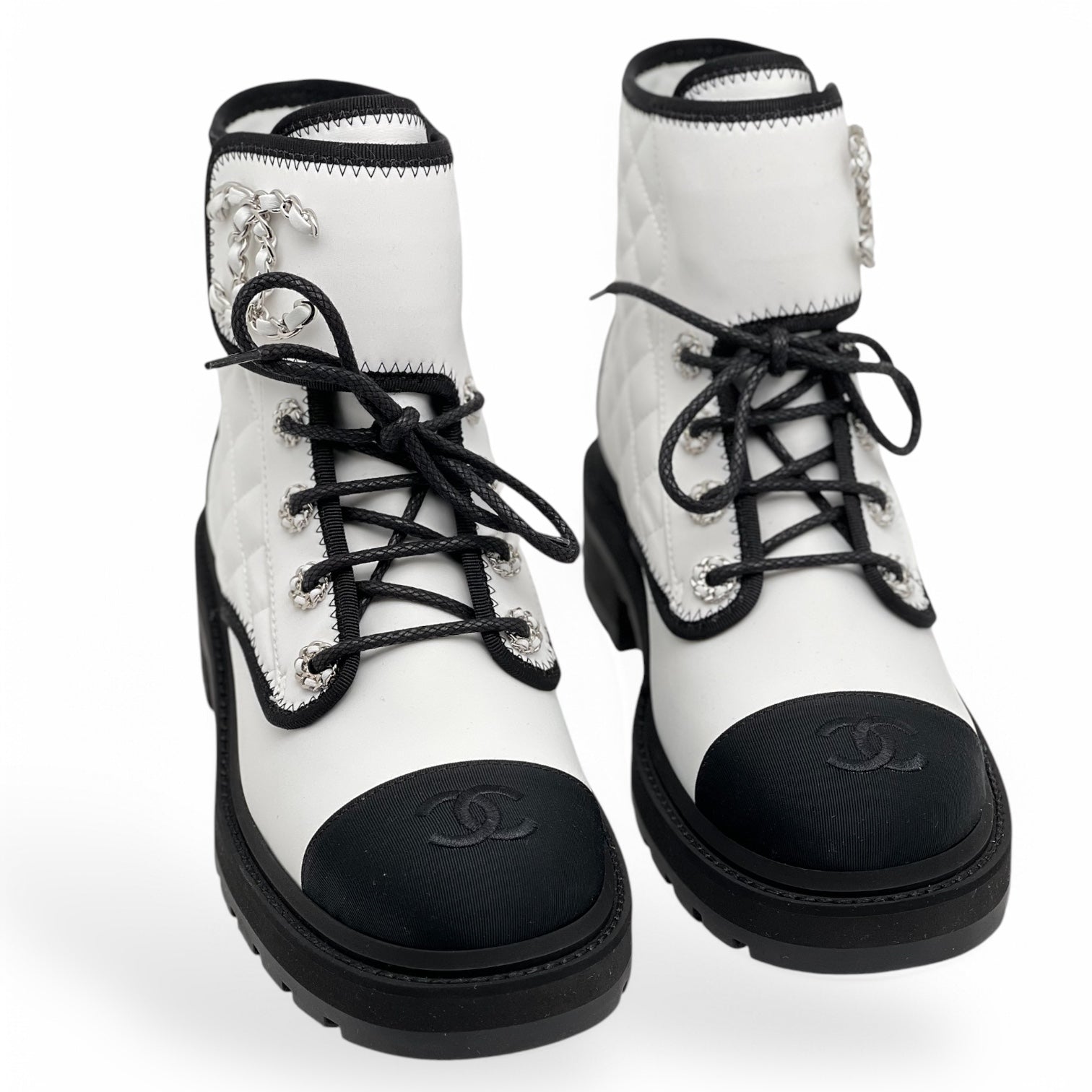 Chanel - Bottes matelassées bicolores  T37,5C