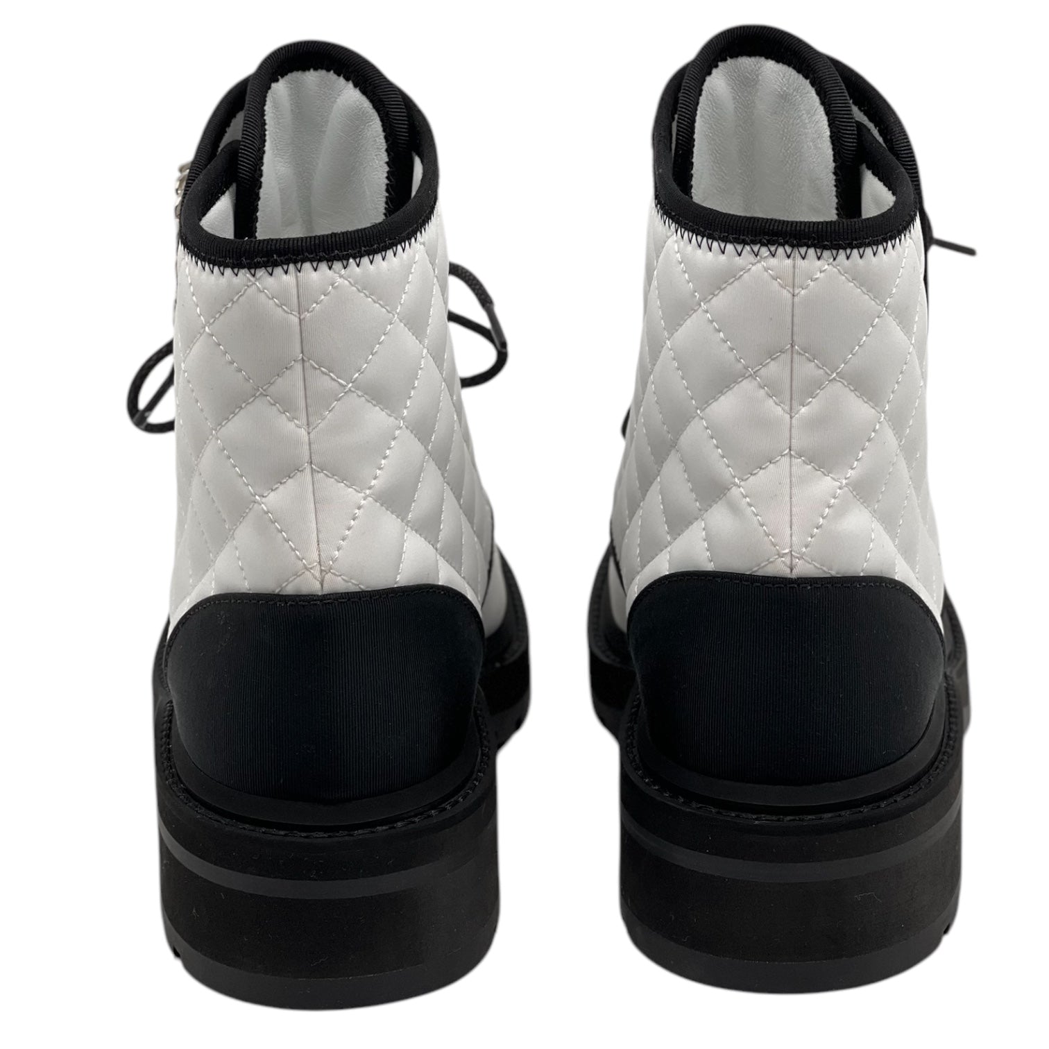 Chanel - Bottes matelassées bicolores  T37,5C
