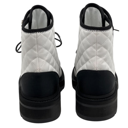 Chanel - Bottes matelassées bicolores  T37,5C
