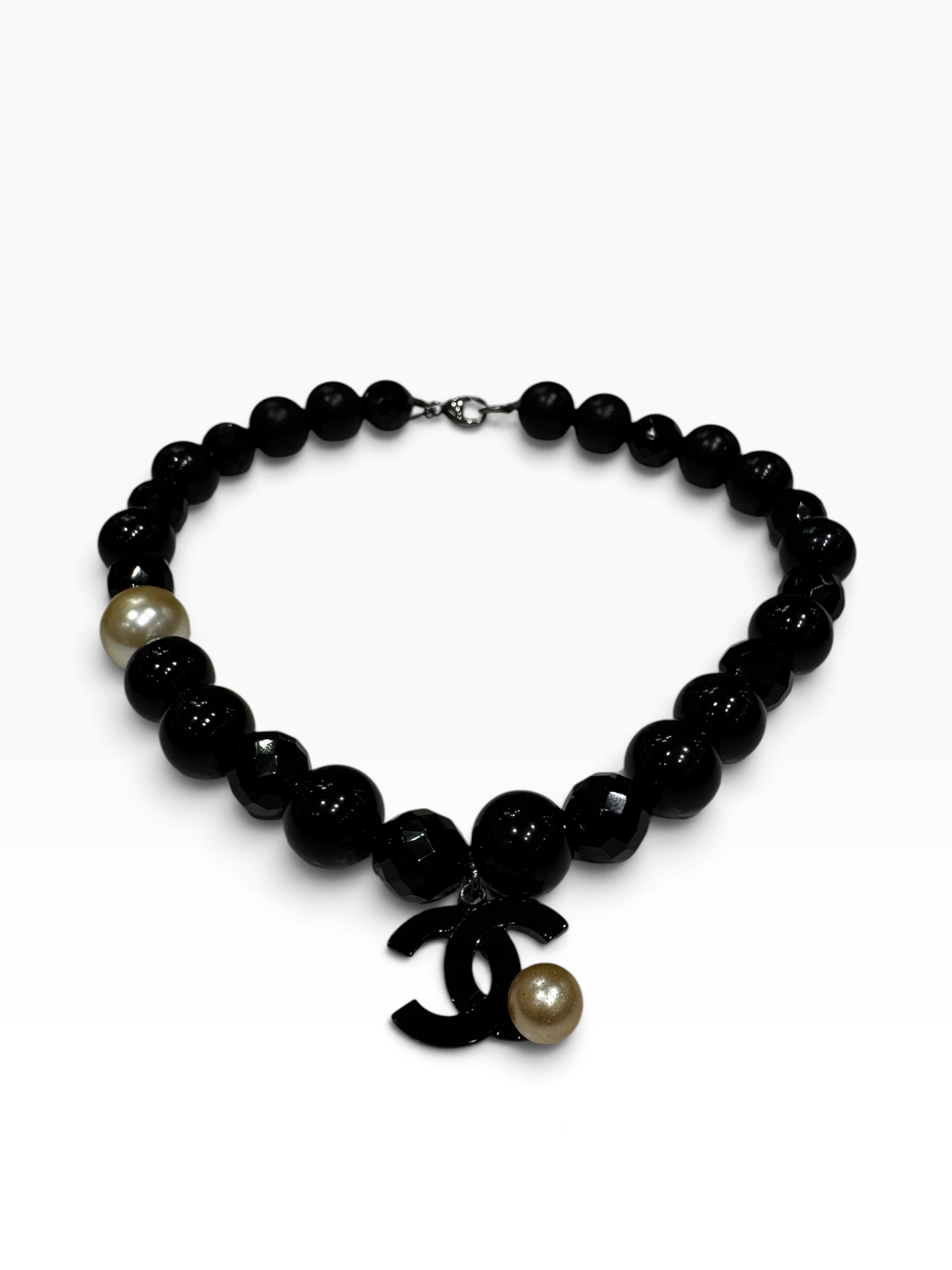 Chanel - Collier CC en perles noires et perles nacrées