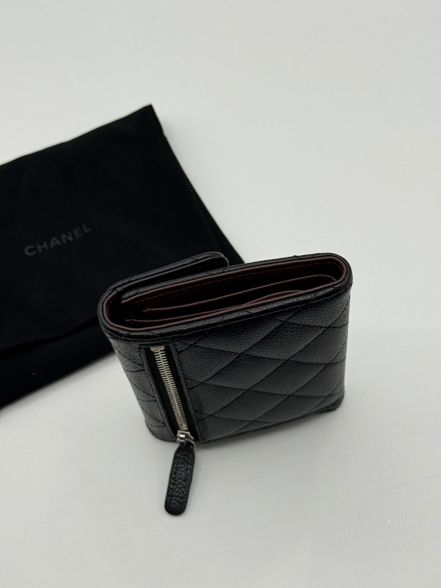 Chanel - Portefeuille à rabat PM caviar noir