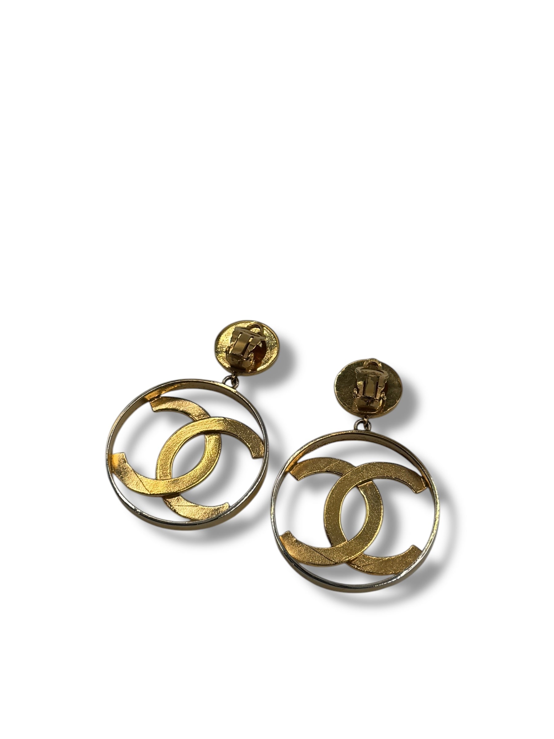 Chanel - Boucle d’oreille CC à clip