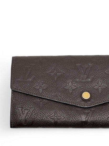 Louis Vuitton - Geldbörse Sarah aus geprägtem Monogramm-Leder