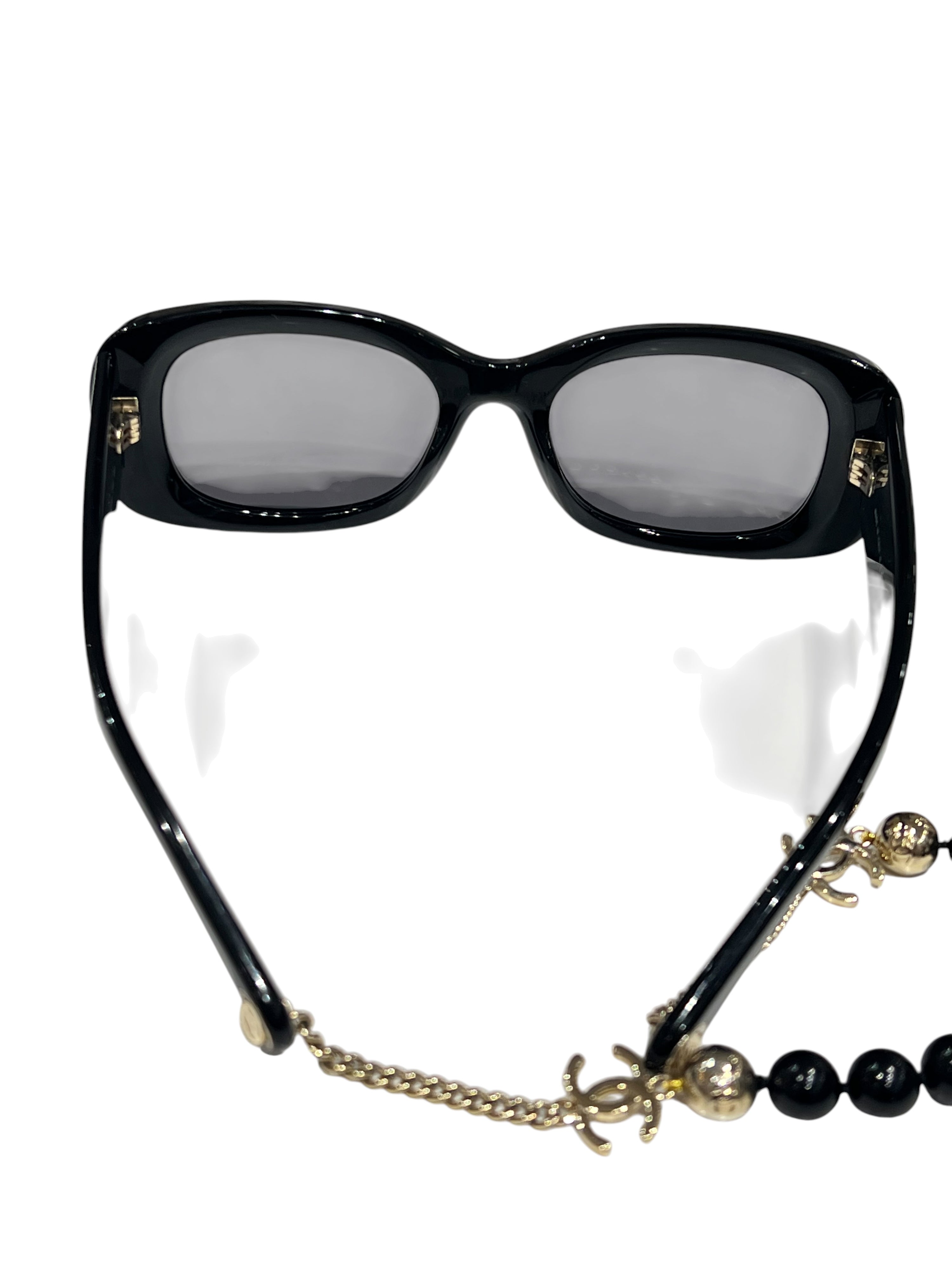 Chanel – Schwarze Sonnenbrille mit Perlenkette