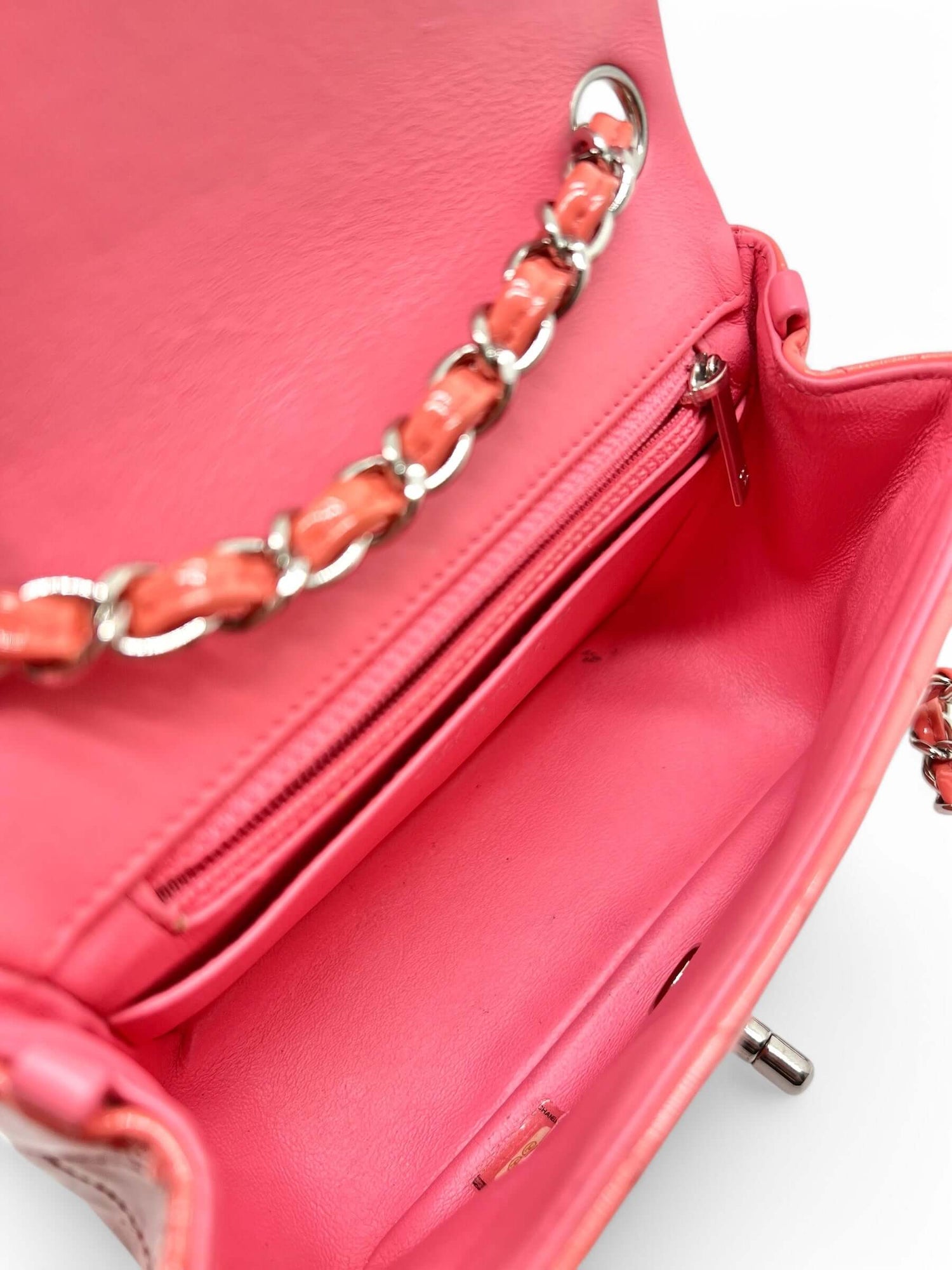 Chanel - Sac à rabat Corail vernis