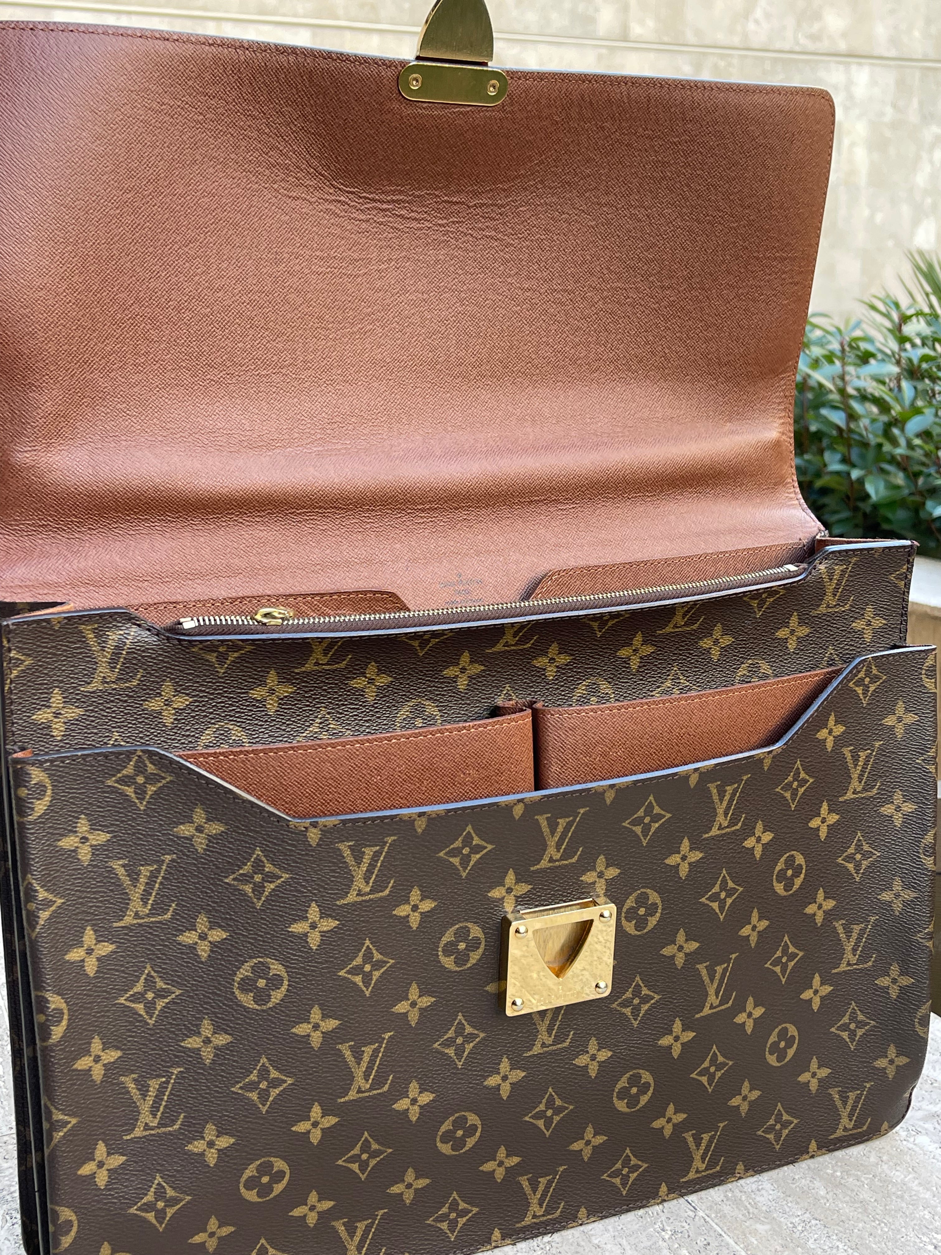 Louis Vuitton - Robusto bag in monogram canvas