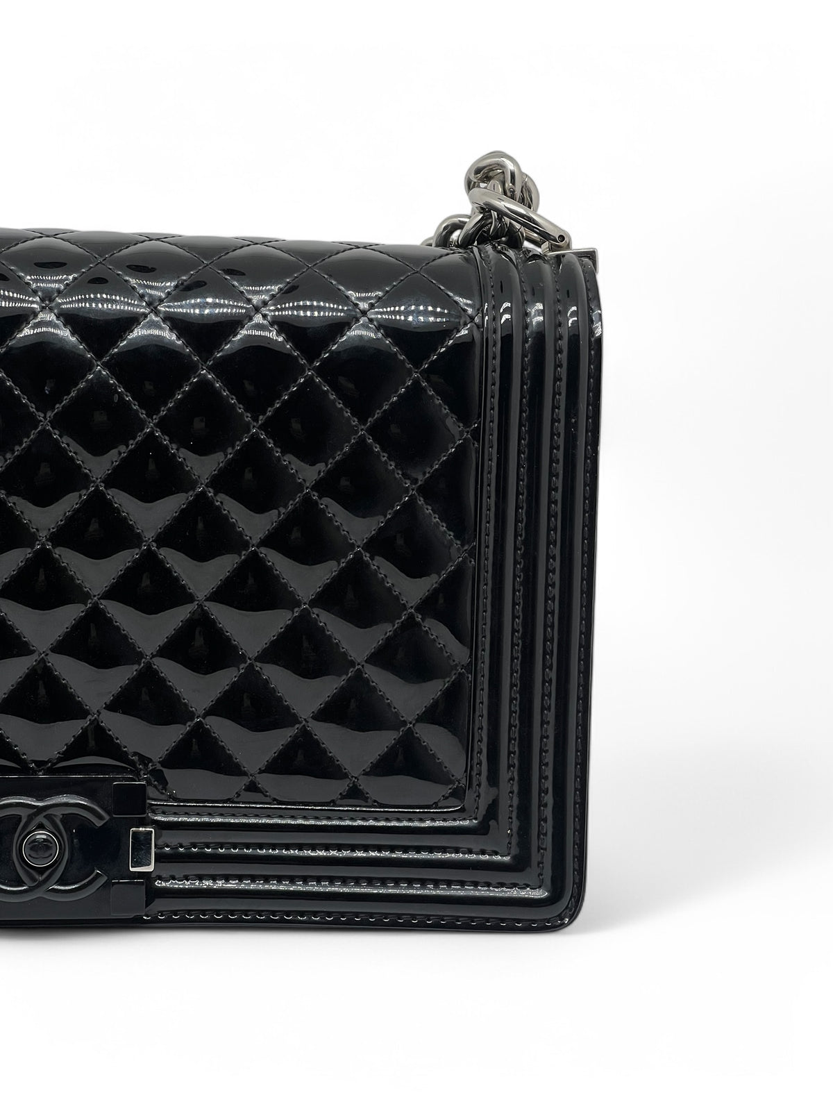 Chanel - Große Boy-Tasche aus lackiertem Leder