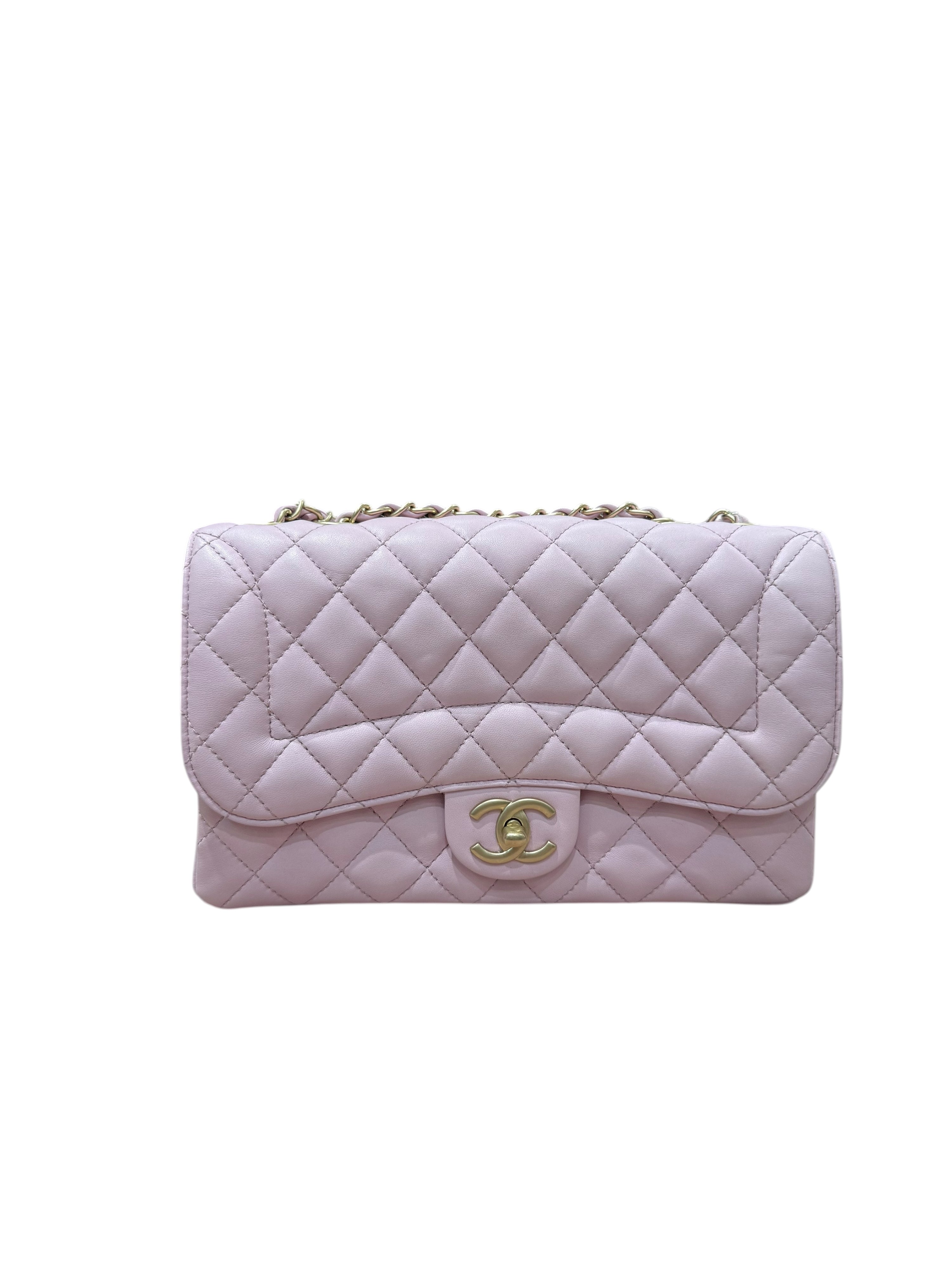 Chanel - Klassische Tasche aus fliederfarbenem Leder mit antikgoldenen Verzierungen
