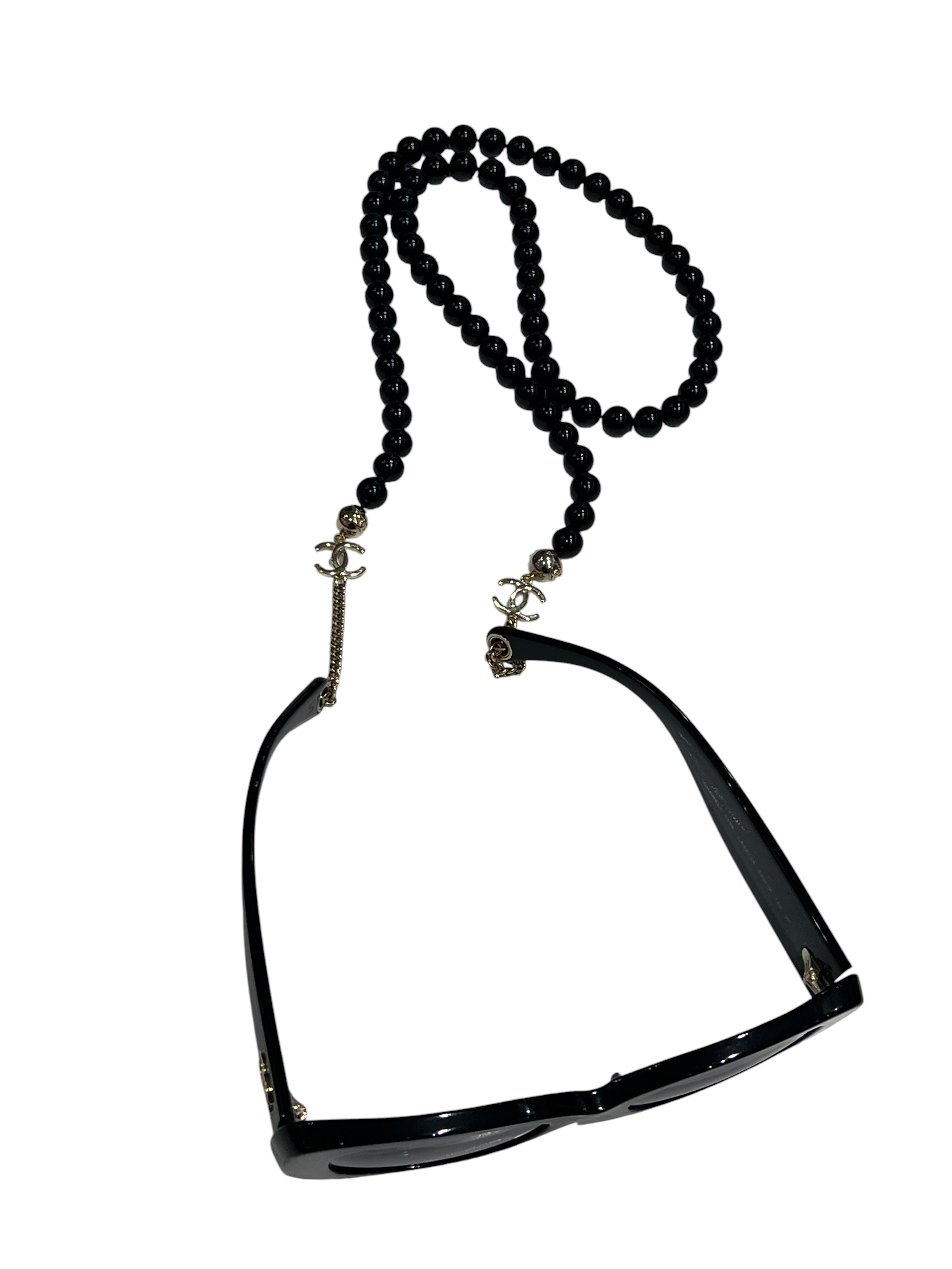 Chanel – Schwarze Sonnenbrille mit Perlenkette