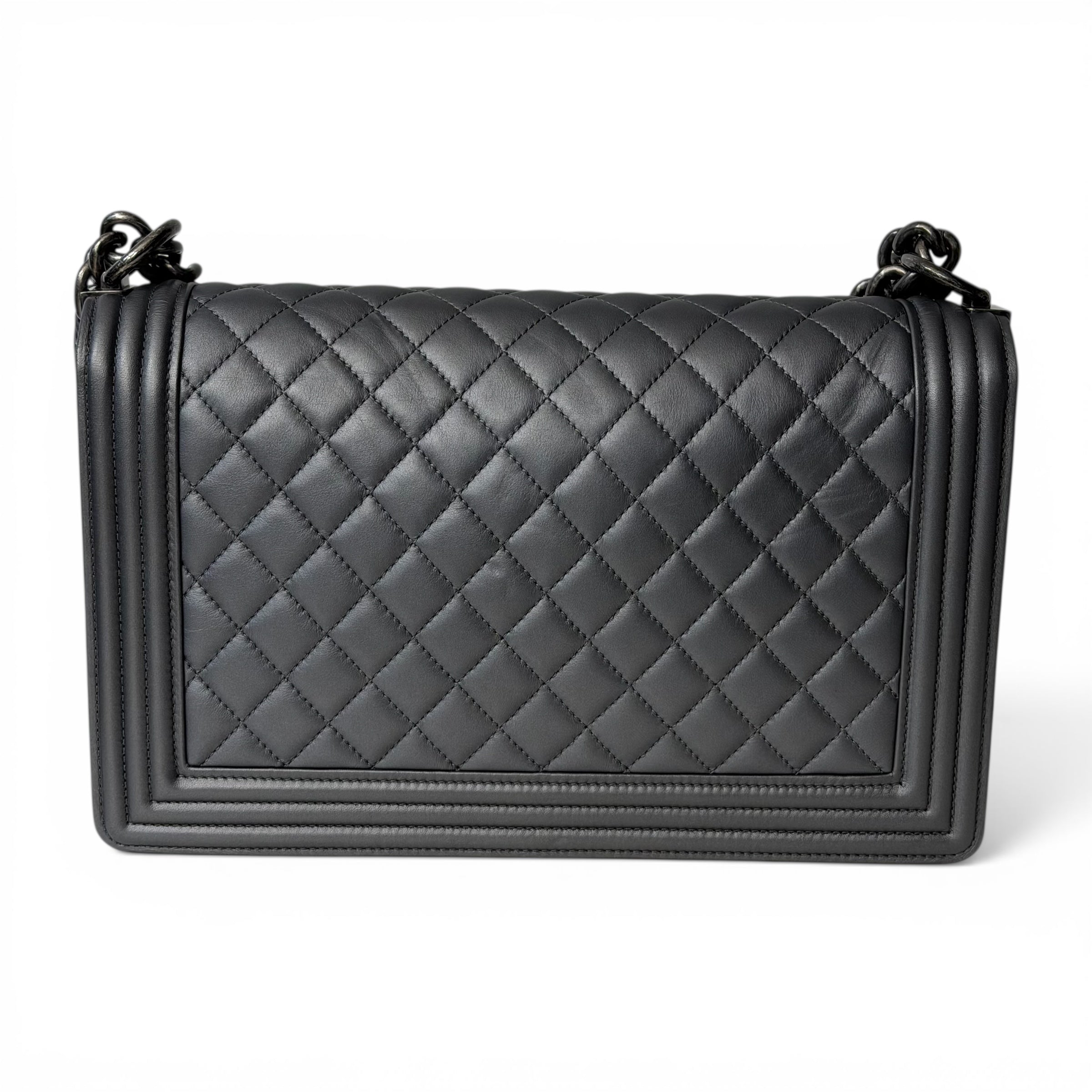 Sac Chanel Boy GM Gris Métallisé | Les Folies d’Eugénie