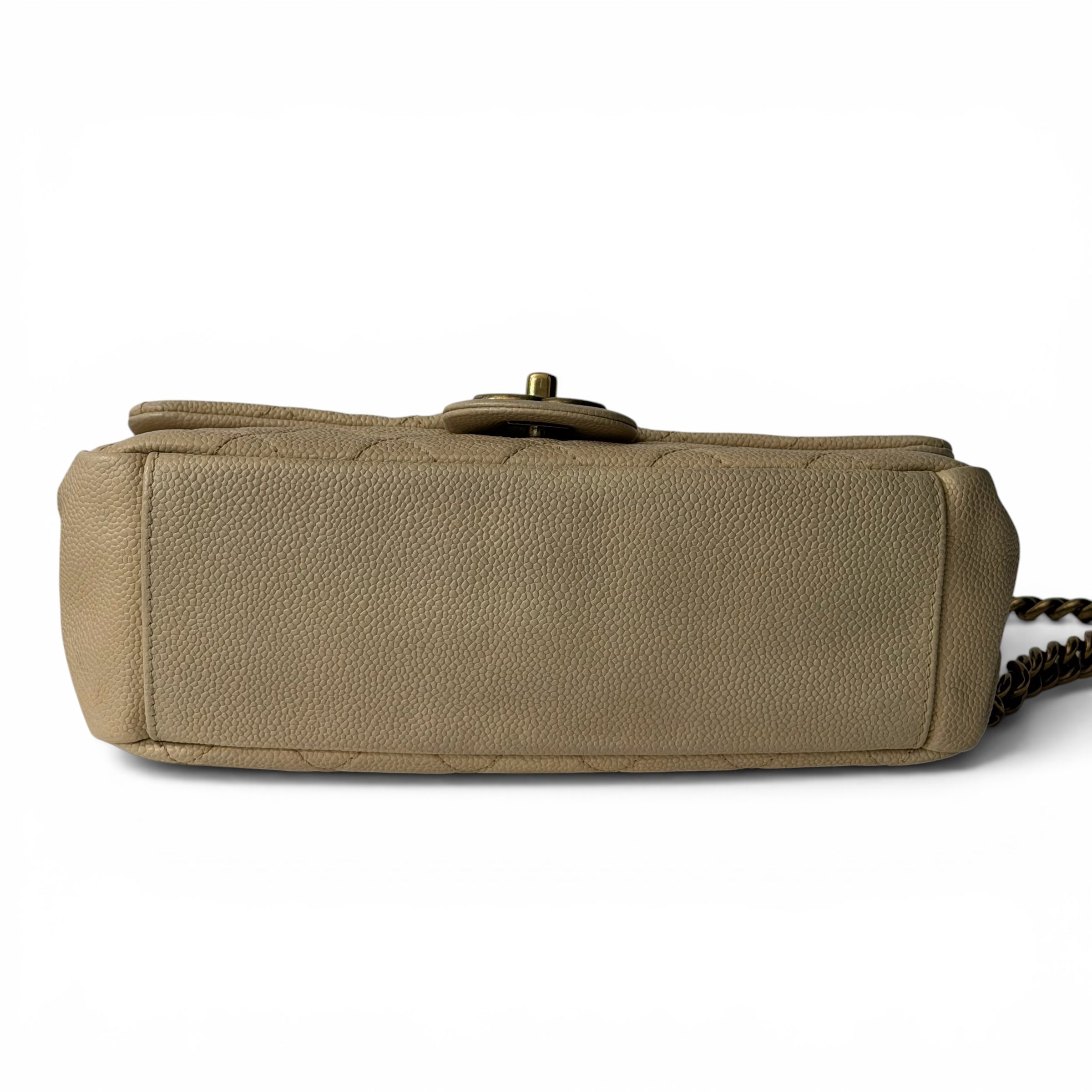 Chanel - Sac en cuir caviar beige avec poignée
