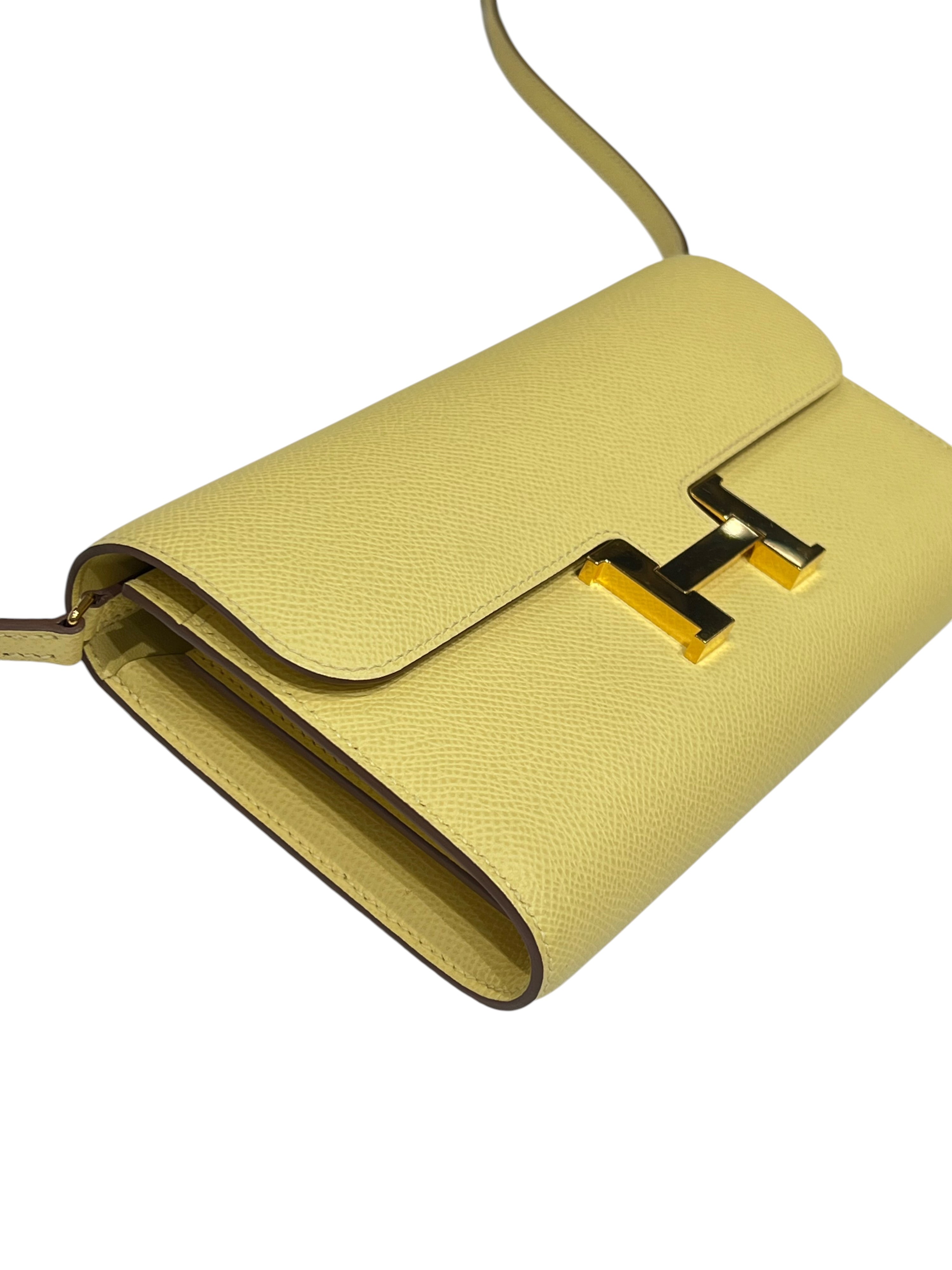 Hermès – Pochette Constance „On the Go“ aus Epsom-Leder in Küken-Gelb