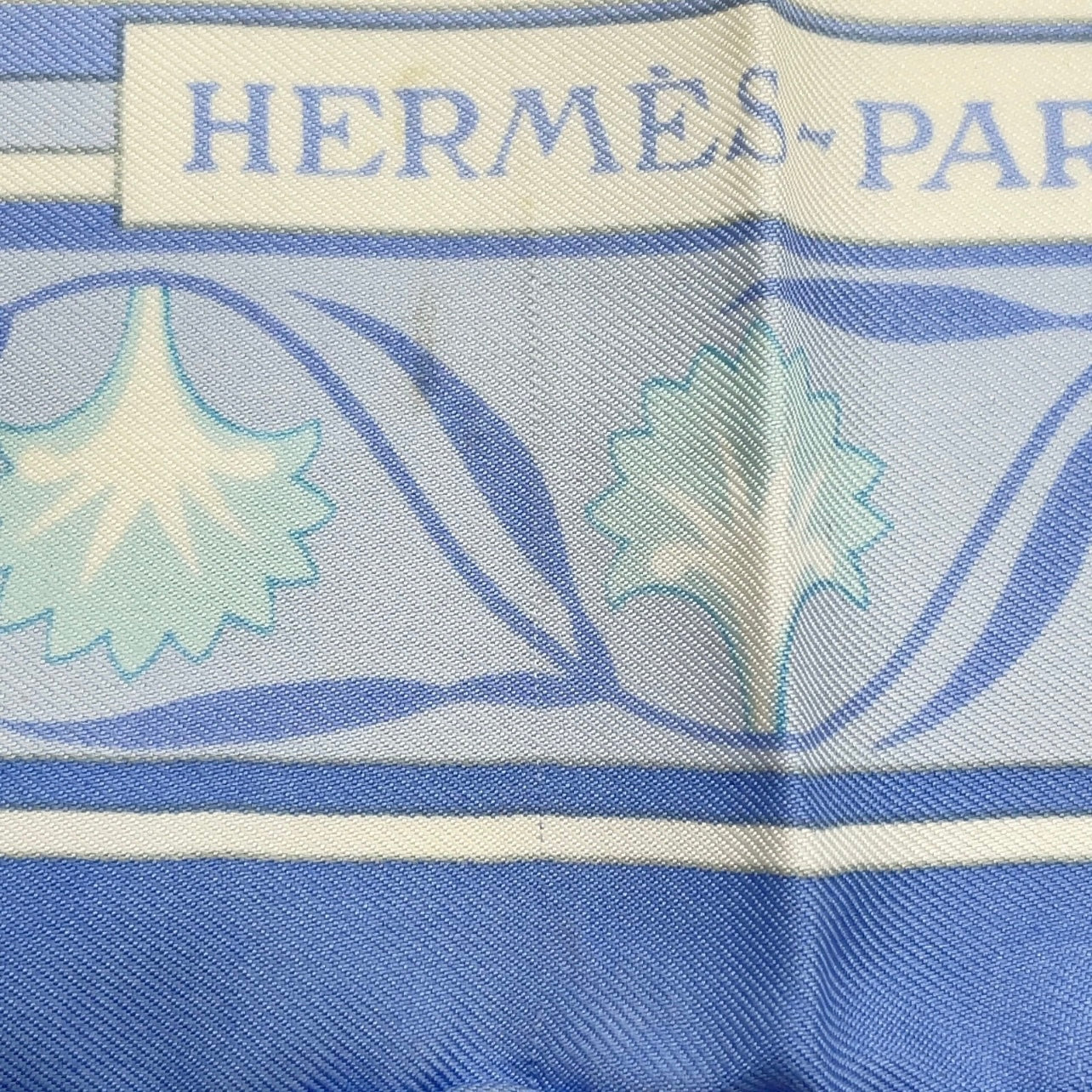 Hermès - Carré 90 « Oeillets sauvages et autres Caryophyllé