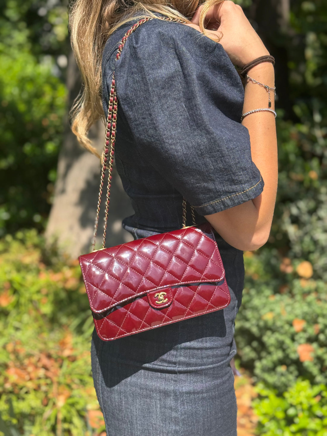 Chanel – Wallet on Chain aus bordeauxfarbenem Lackleder