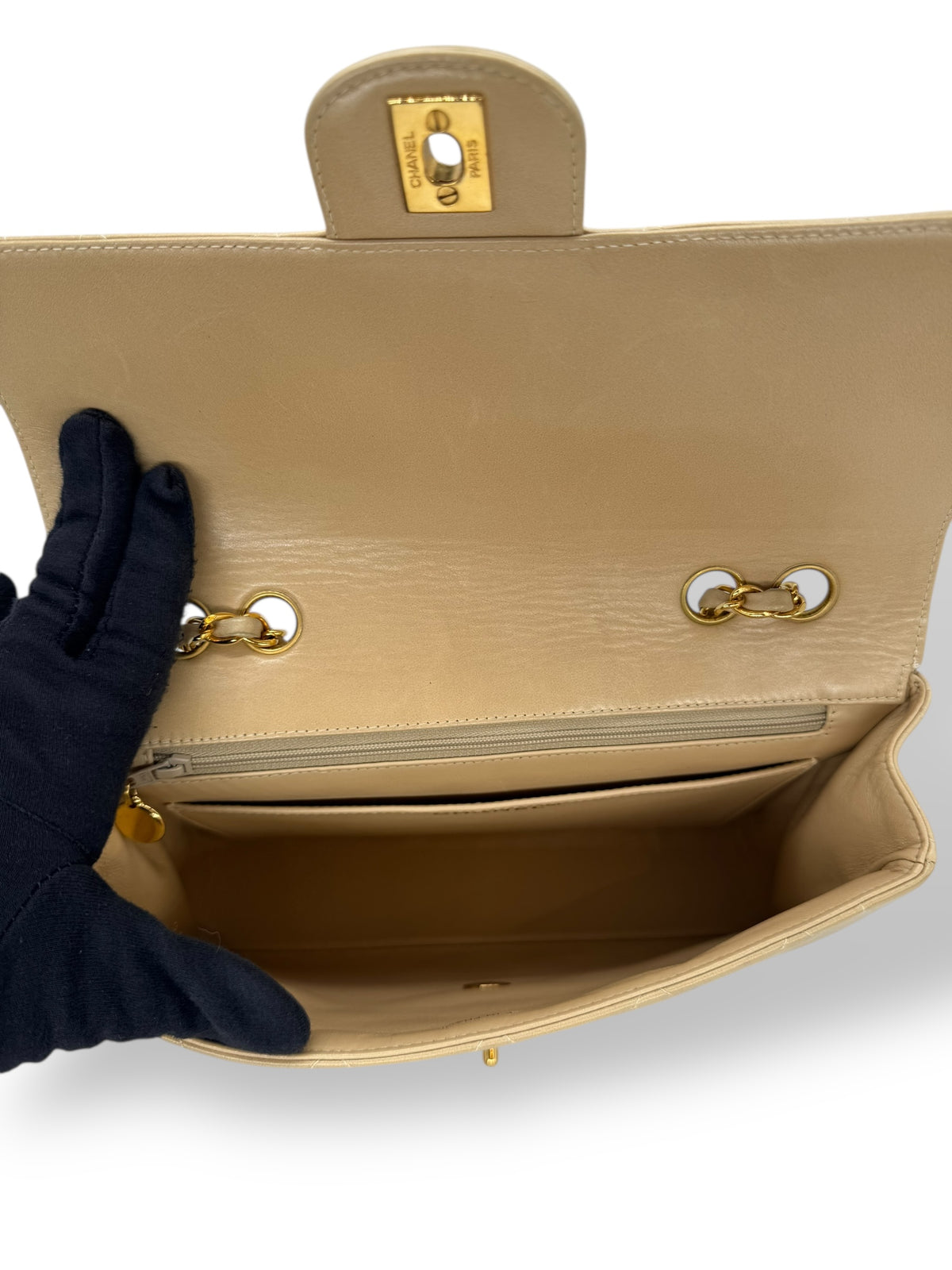 Chanel - Beigefarbene Klappentasche