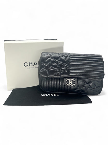 Chanel - Schwarze Umhängetasche mit Klappe