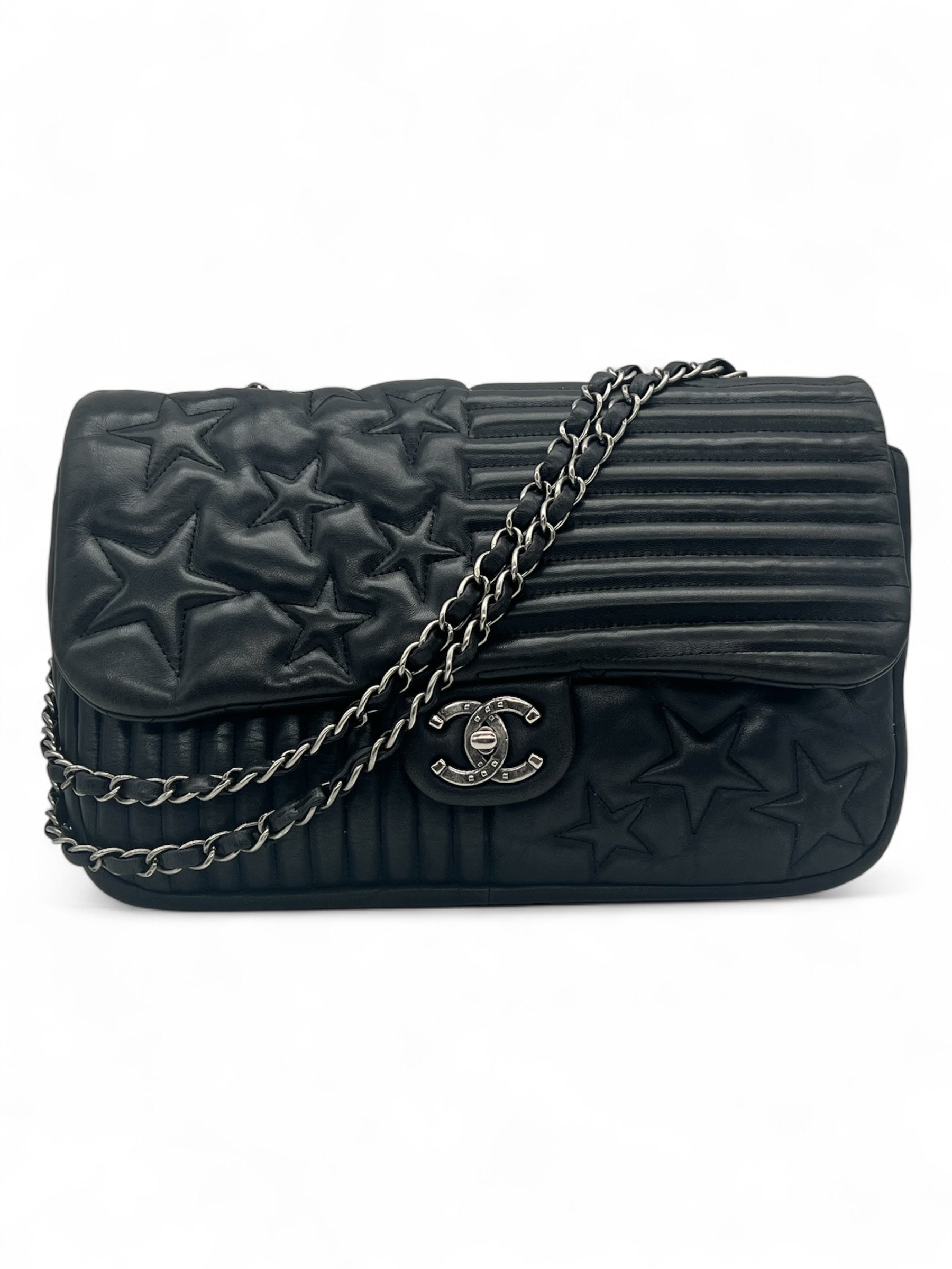 Chanel - Schwarze Umhängetasche mit Klappe